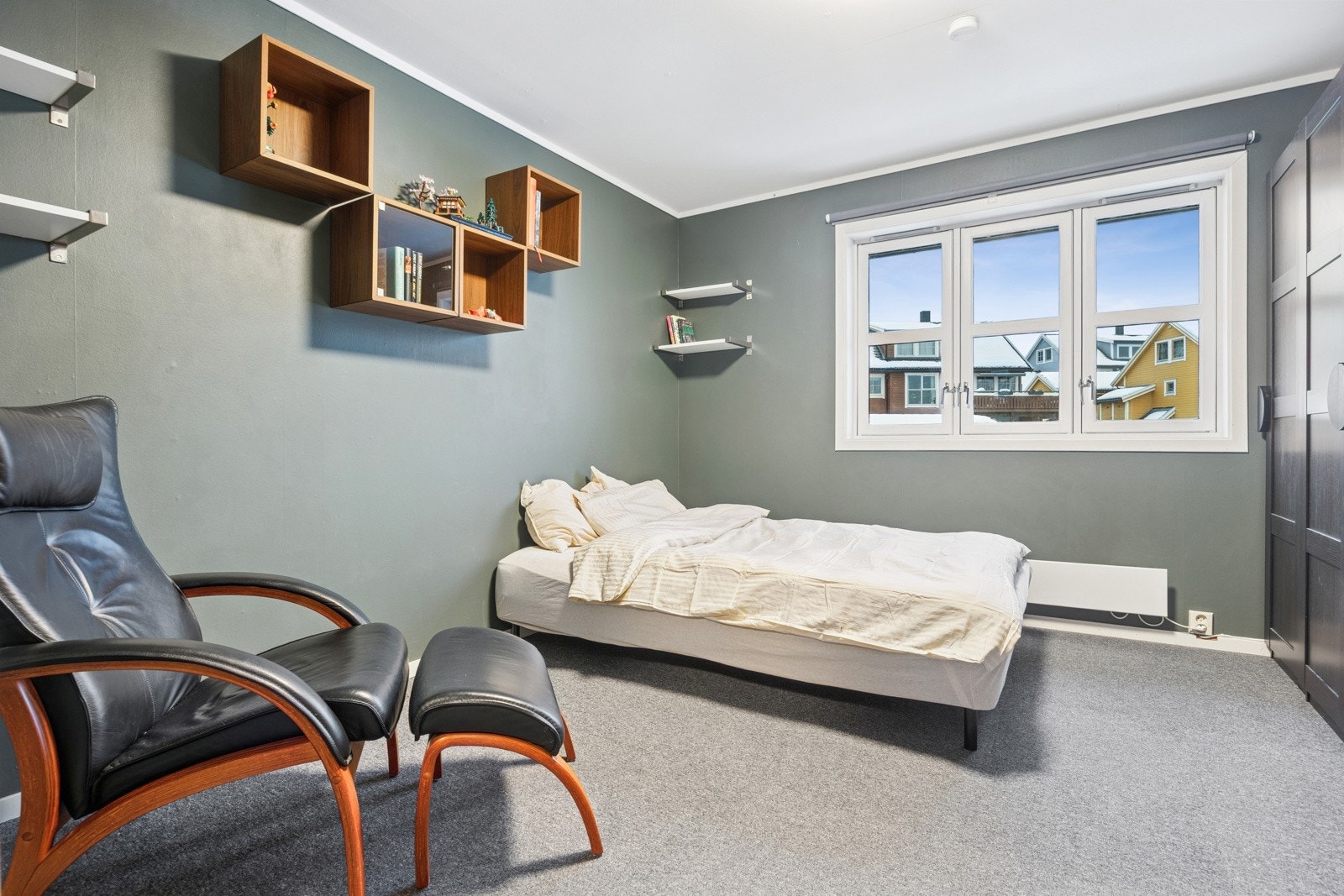 Soverommet er romslig og har god plass til dobbeltseng, nattbord og garderobeløsning. Teppegulvet gir en lun og behagelig atmosfære. Galleribilde