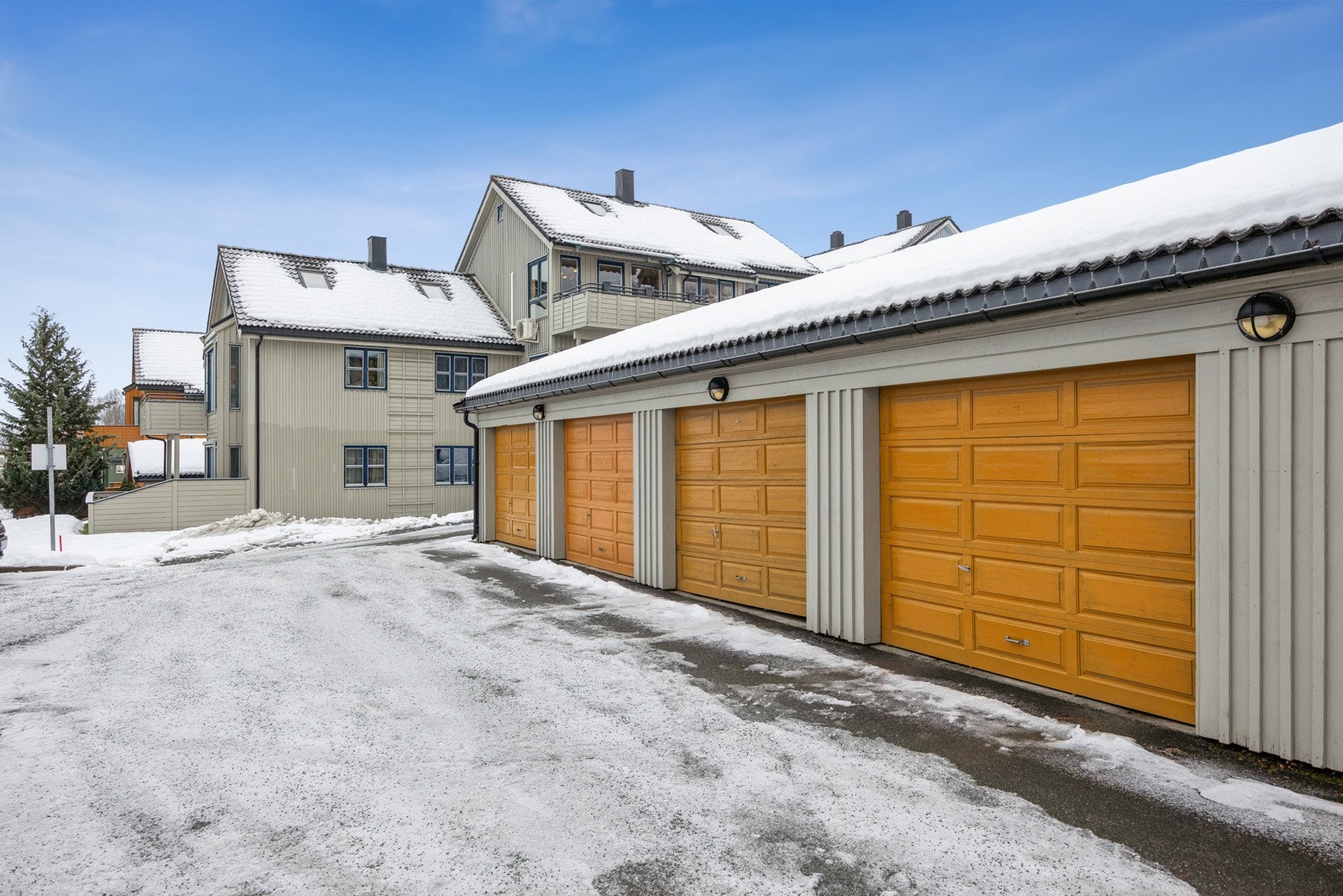 Med boligen medfølger det en garasje med god plass til lagring. Galleribilde