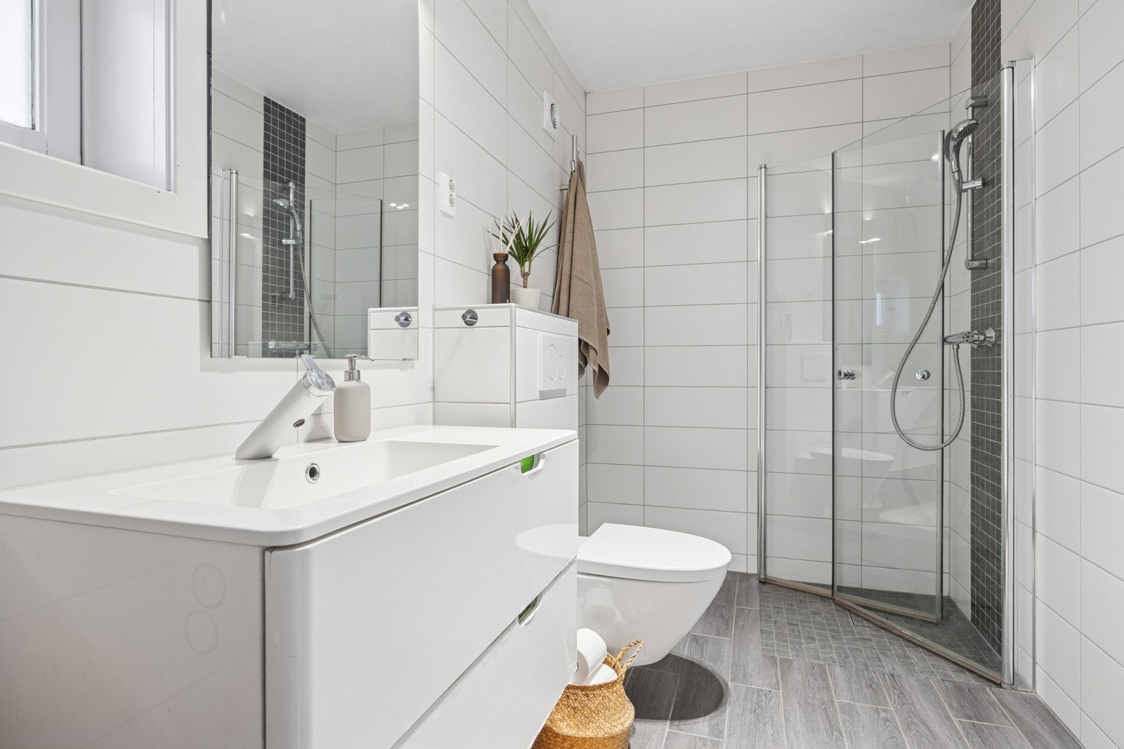 Baderommet fremstår som pent og innbydende med flislagte overflater og behagelig gulvvarme. Galleribilde