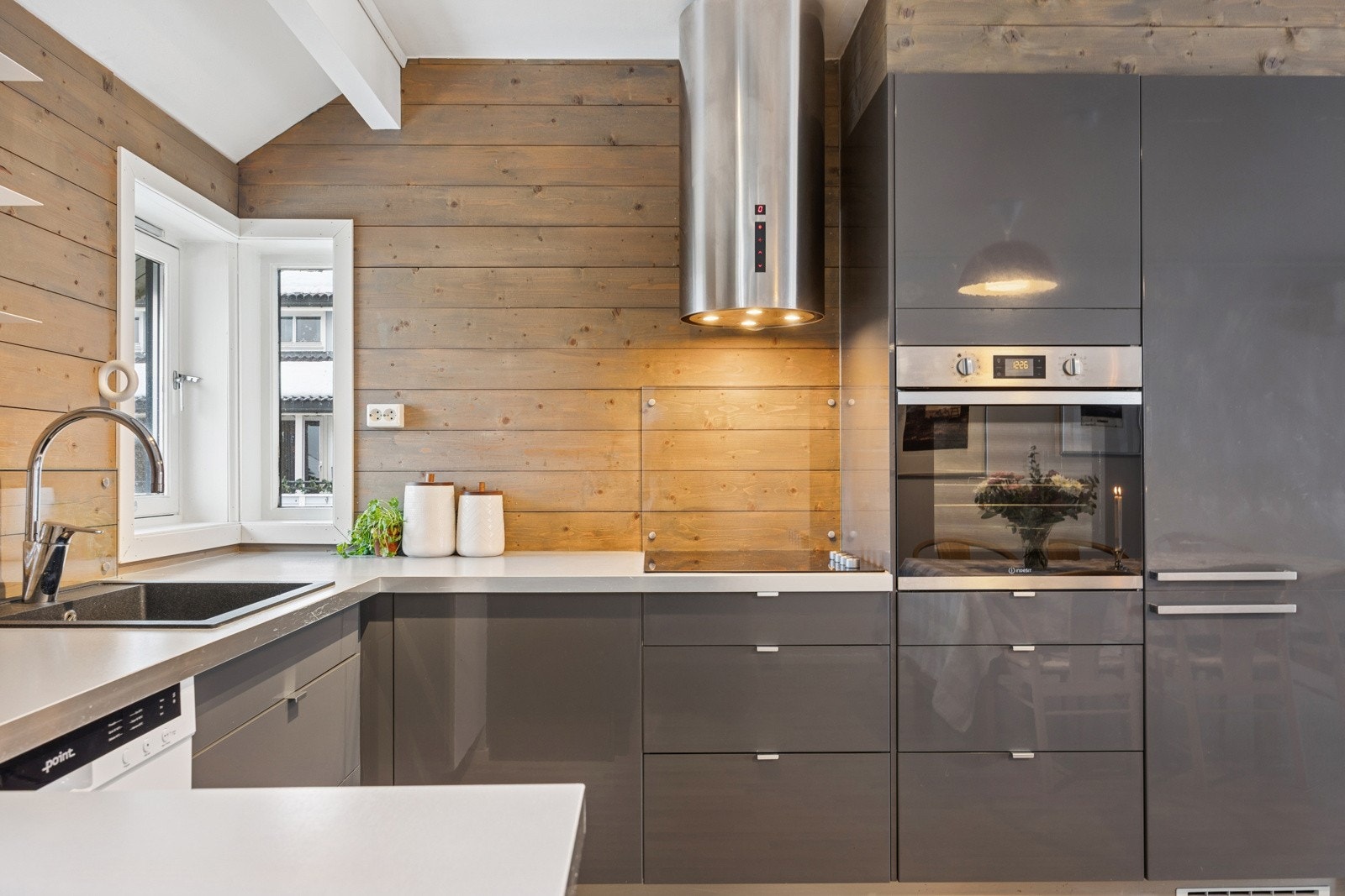 Kjøkkenet er utstyrt med oppvaskmaskin og integrert stekeovn, platetopp og kjøp/fryseskap. Over platetoppen er det montert en beskyttelsesplate i glass. Galleribilde