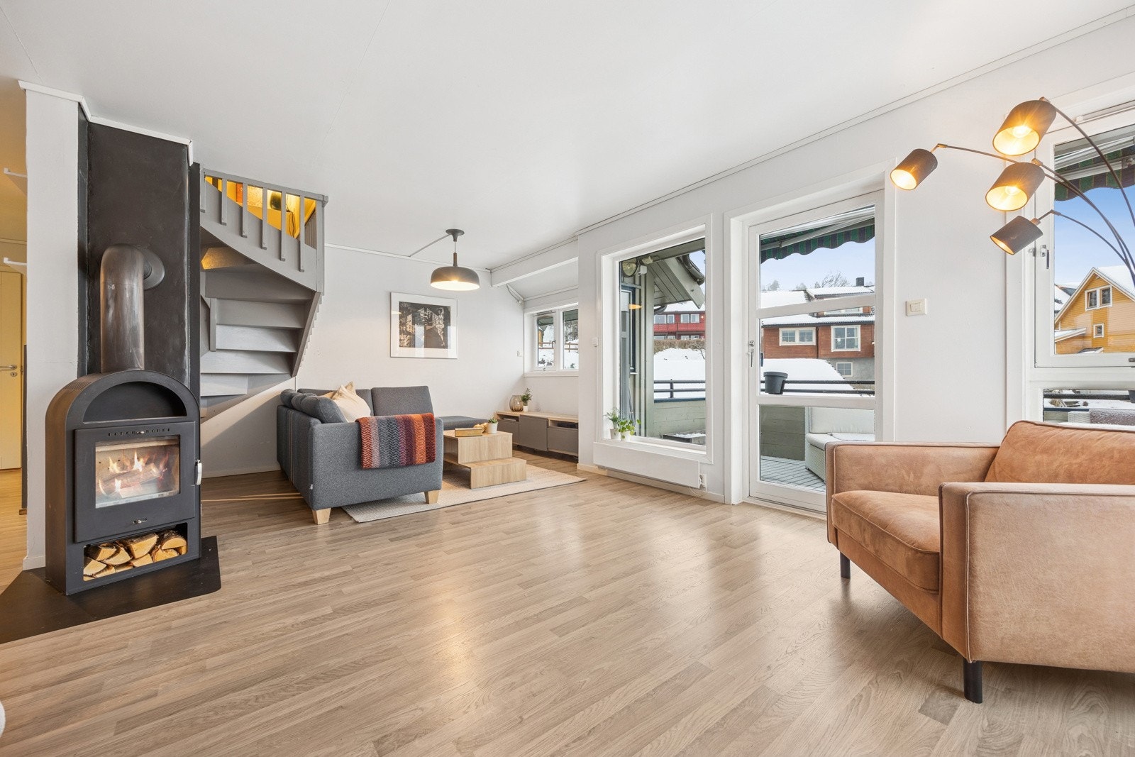 Selveierleiligheten går over to plan og fremstår som lys og innbydende. Galleribilde