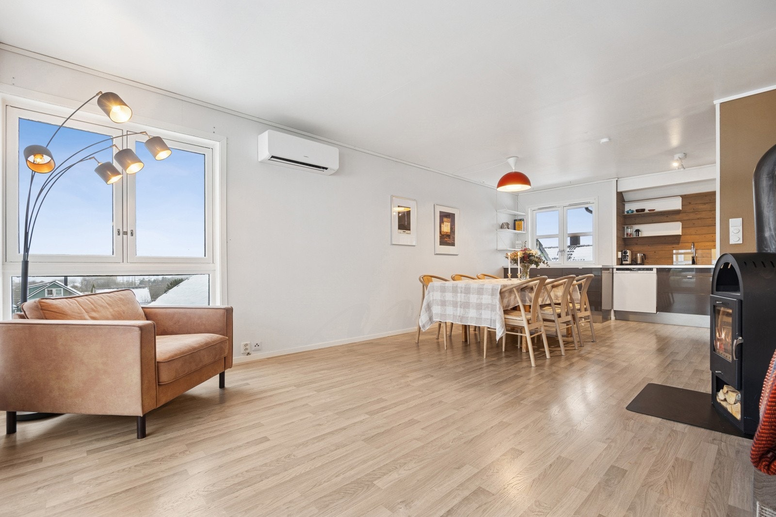 Stuen er utstyrt med en varmepumpe fra 2023 som bidrar til en jevn og behagelig innetemperatur. Galleribilde