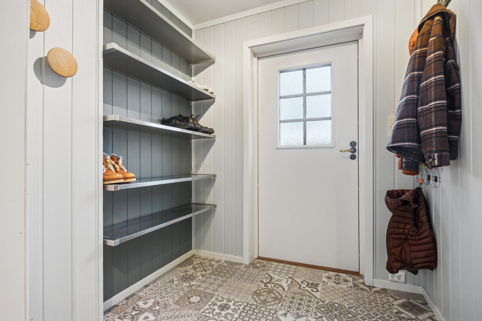 Entréen er romslig og har god plass til oppbevaring av yttertøy og sko. Galleribilde