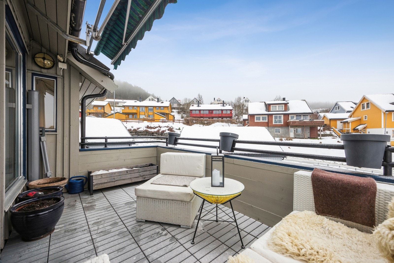 Balkongen har god plass til utemøbler og grill og har gode sol- og utsiktsforhold. Balkongen er utstyrt med markise. Galleribilde