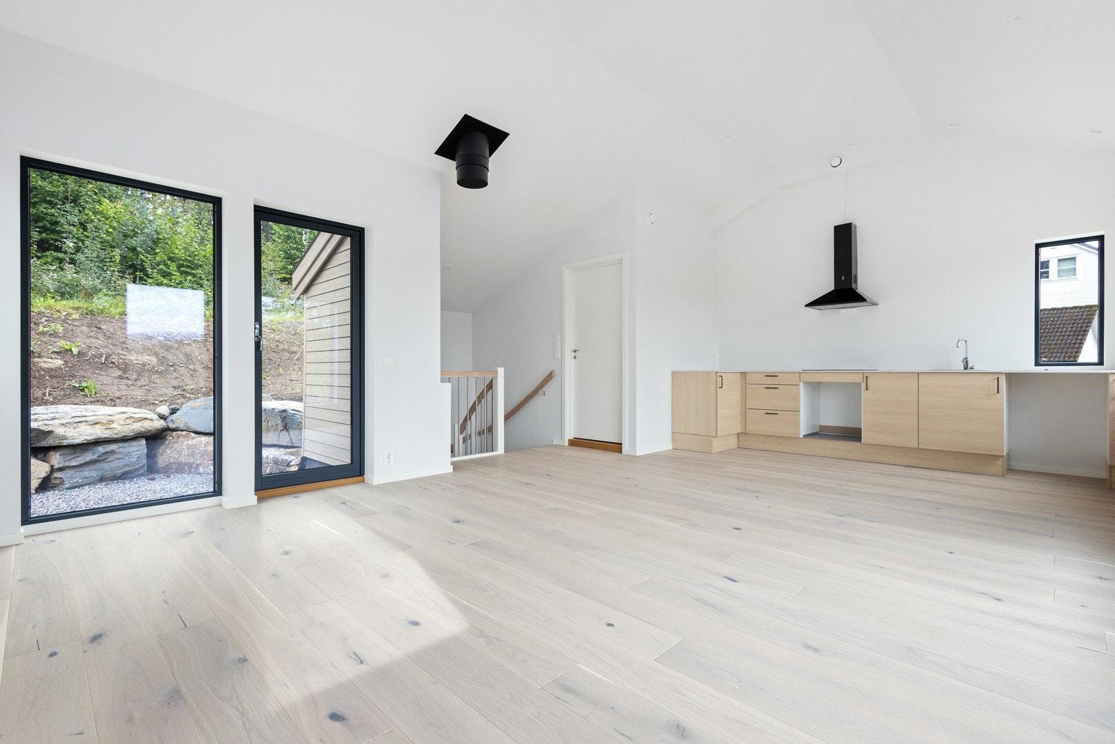 Åpen stue- og kjøkkenløsning med god plass til sofagruppe og spisestue. Galleribilde