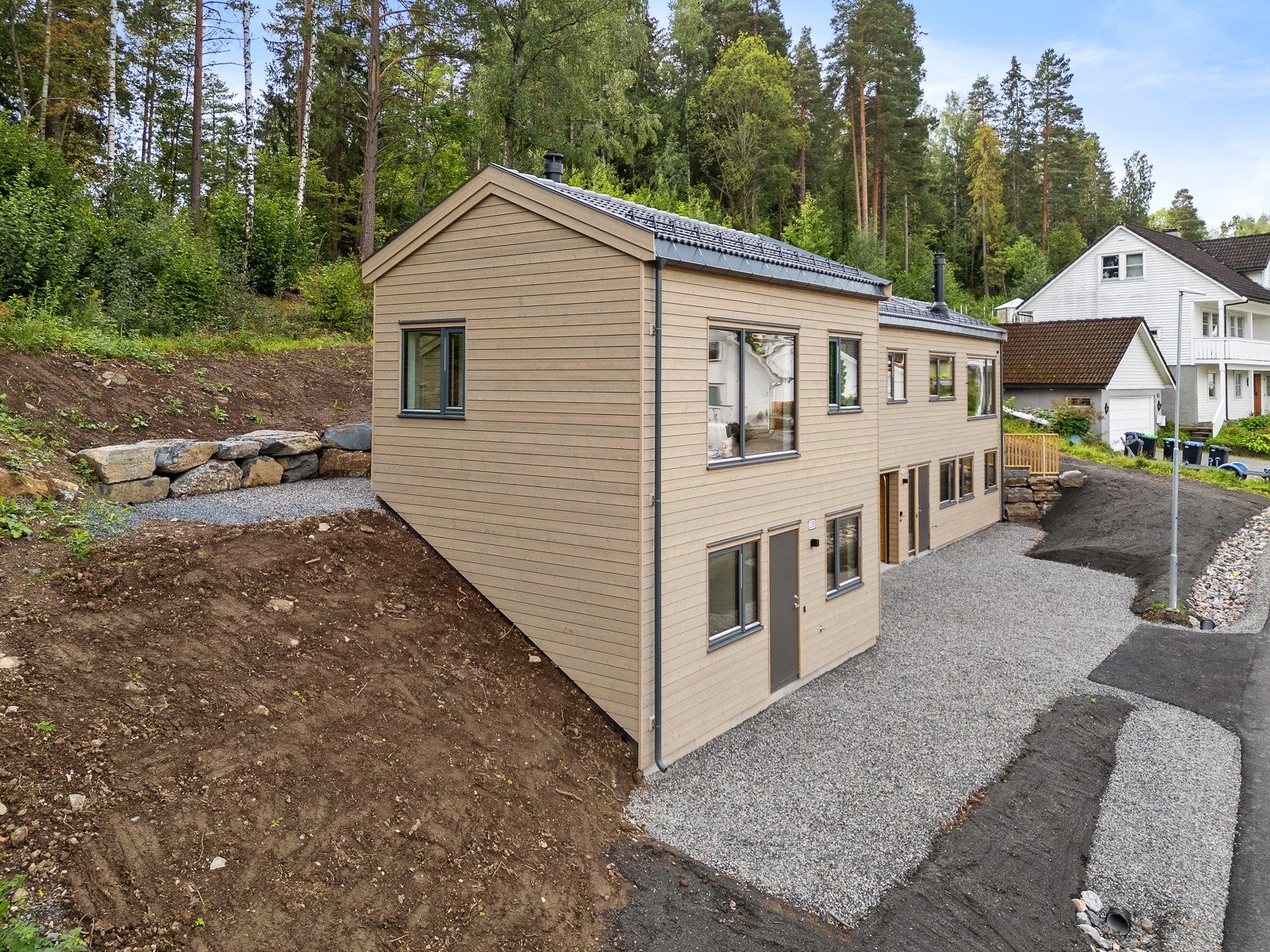 Nyoppført del av tomannsbolig med god planløsning og moderne standard. Galleribilde