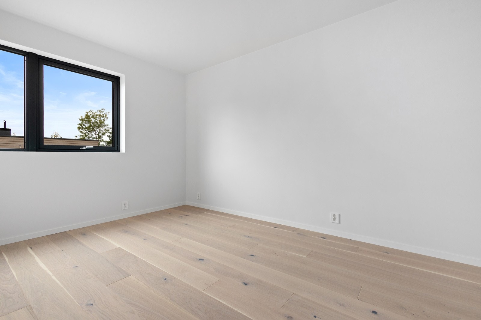 Boligen har to soverom, hvorav begge ligger i underetasjen. Galleribilde