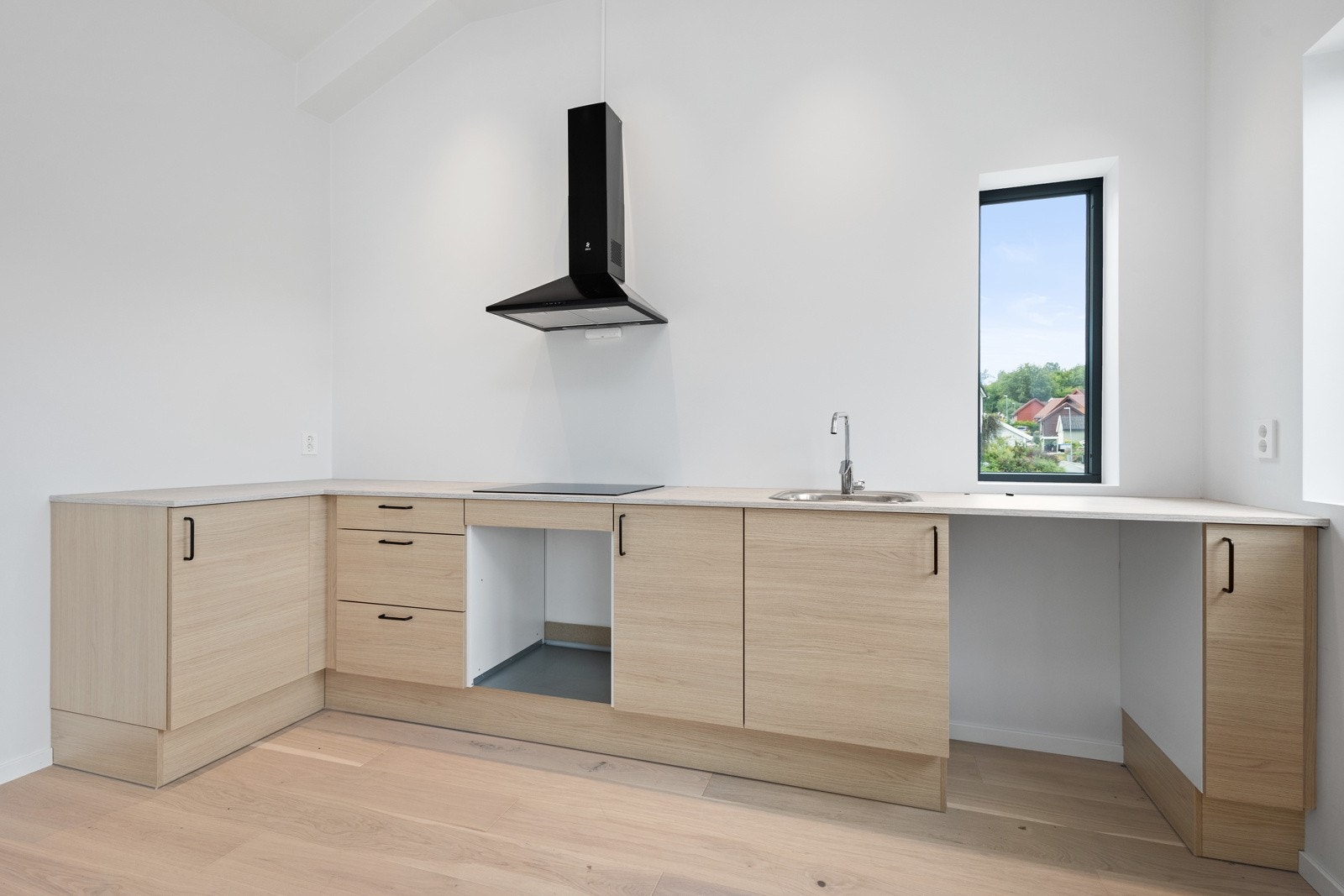 Kjøkkeninnredning med avsatt plass for hvitevarer. Galleribilde