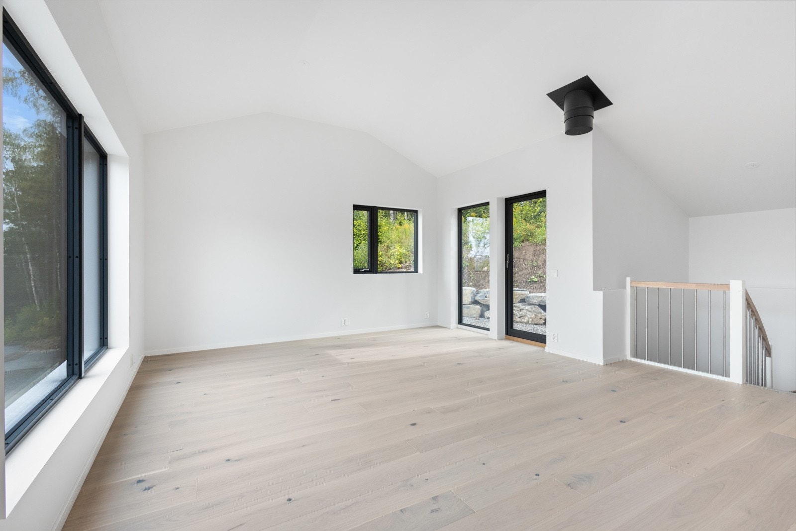 Boligen er lys og innbydende med store vindusflater som slipper inn godt med naturlig lys. Galleribilde