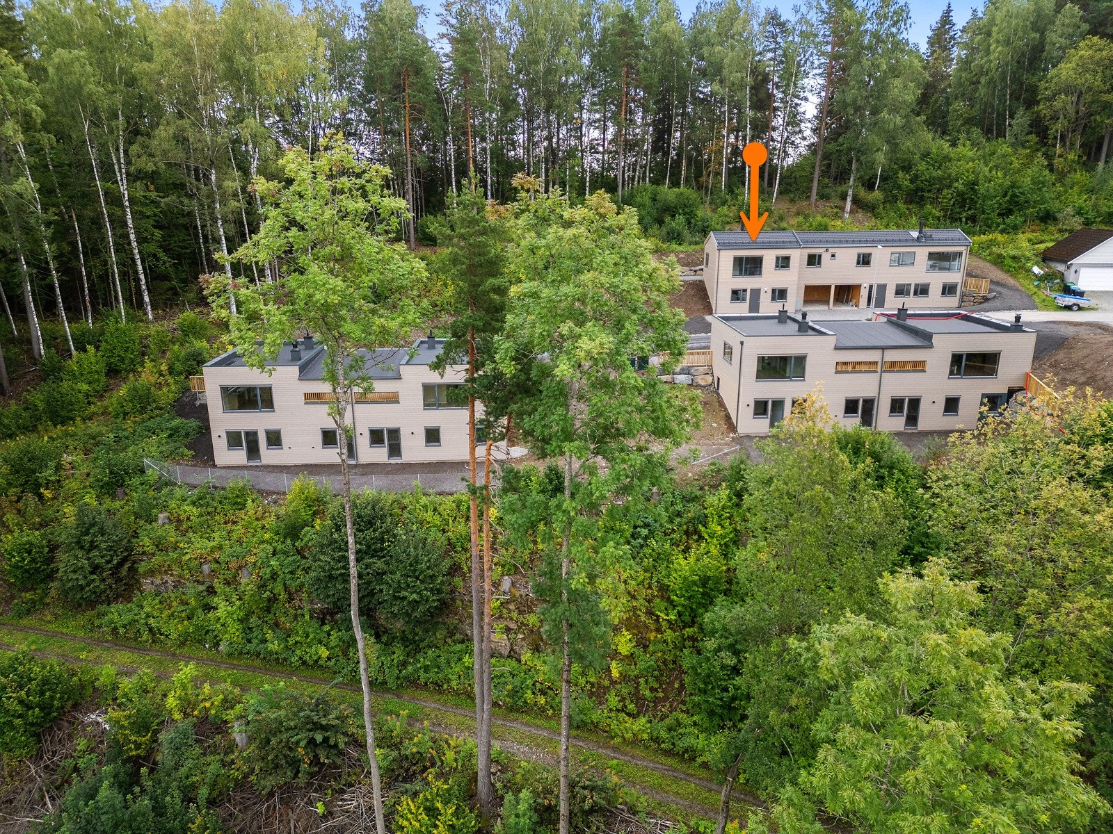 Boligen ligger innerst i blindvei med skogen som nærmeste nabo. Galleribilde