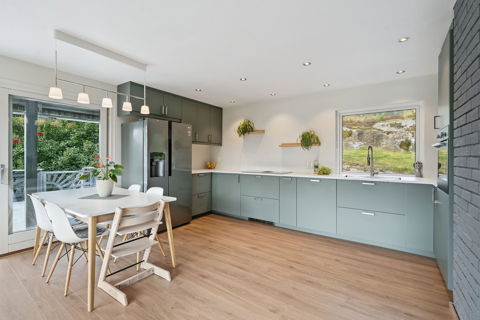 Moderne kjøkken installert i 2024 Galleribilde