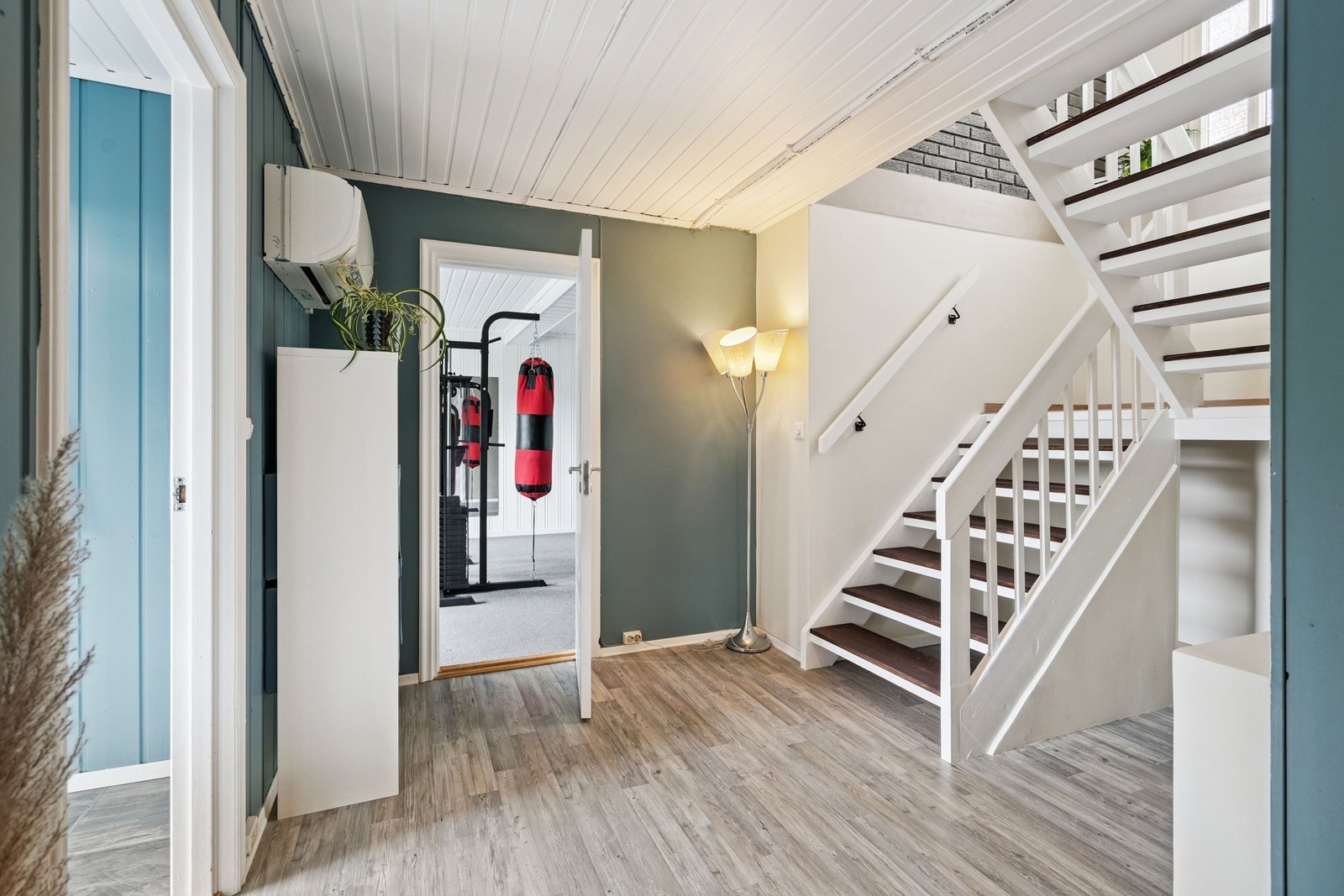 Lys og åpen gang med praktisk planløsning Galleribilde