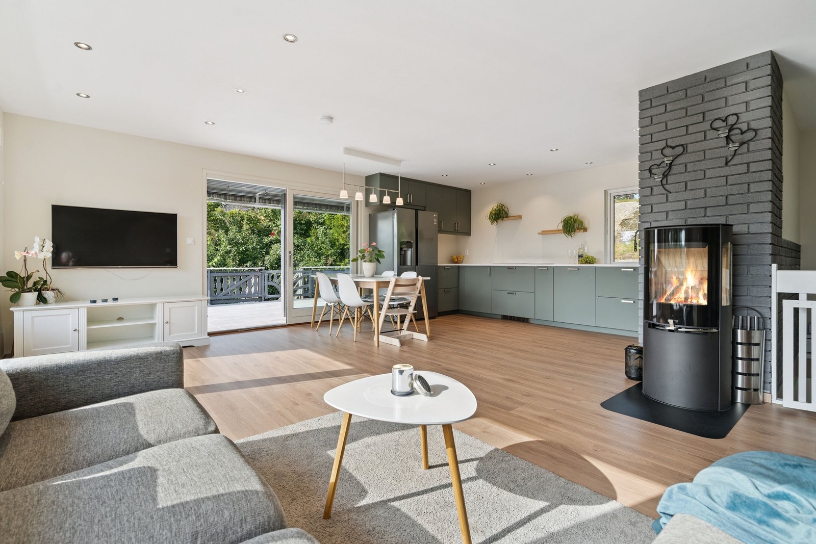 Stue med god plass til både hverdag og hyggelige familiestunder Galleribilde