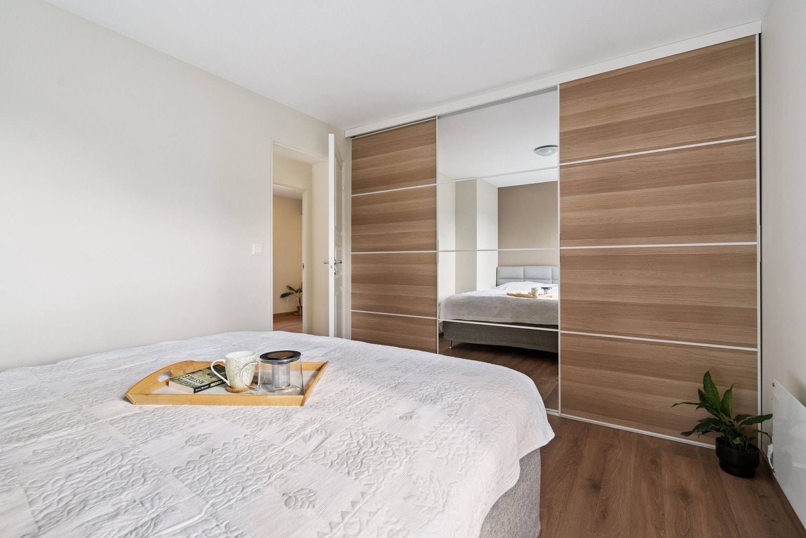 Hovedsoverom med god oppbevaringsplass i innebygd skap Galleribilde