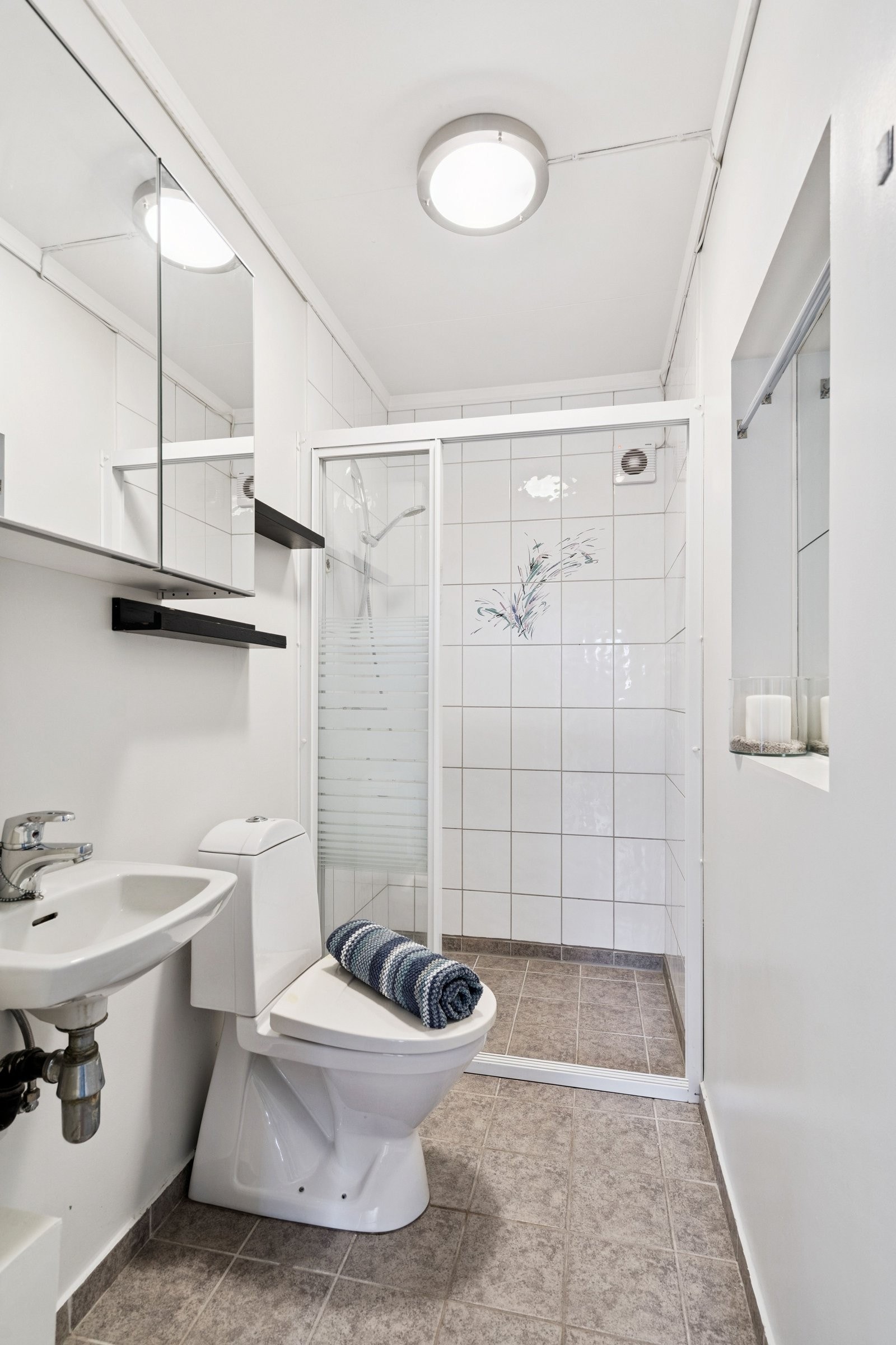 Baderom i 1. etasje med mulighet for bruk som gjestebad Galleribilde