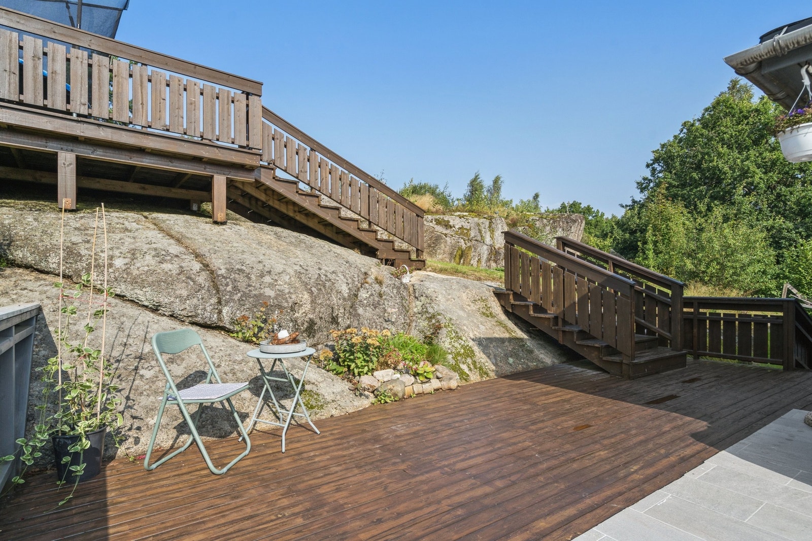 Ekstra terrasse i høyden – perfekt sted for avslapping i kveldssolen Galleribilde