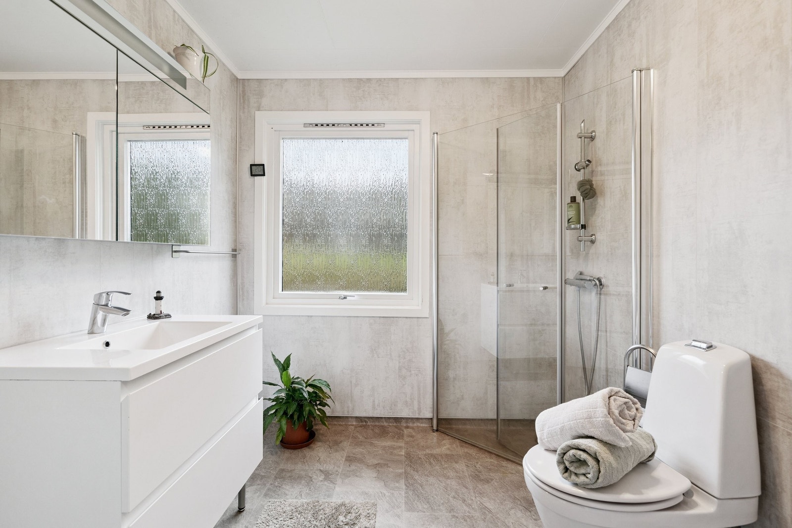 Stort og innbydende baderom i 2.etasje med naturlig lys Galleribilde