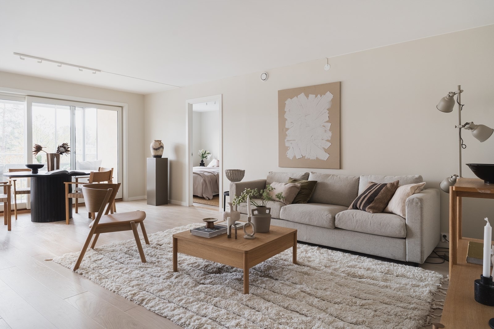 Leiligheten er nyoppusset i 2025 med to overflateoppussede bad, nytt kjøkken, oppgradert el-anlegg inkl. gulvvarme i de fleste rom samt nye overflater Galleribilde