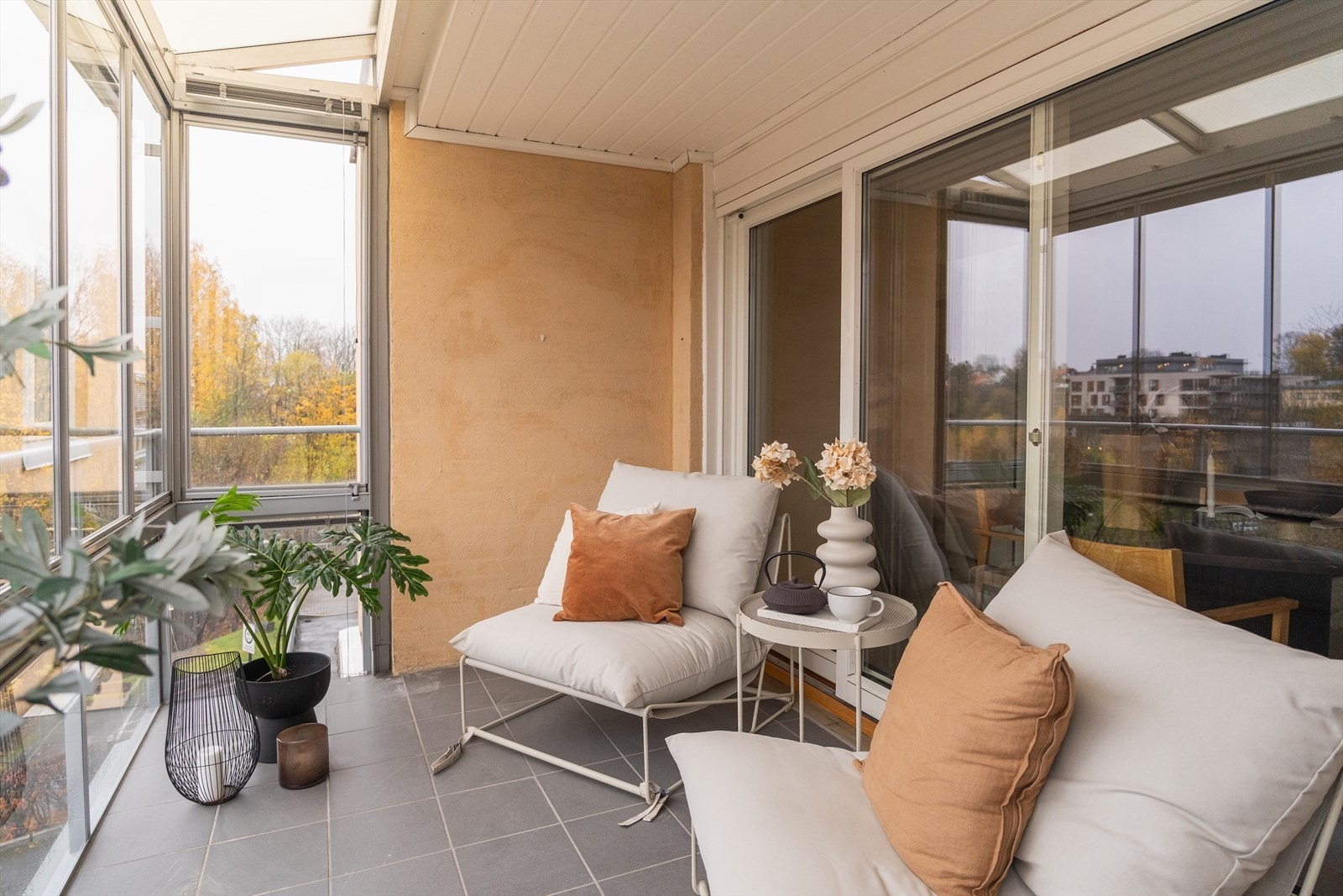 En påkostet og moderne toppleilighet med innglasset balkong, heis og garasje Galleribilde