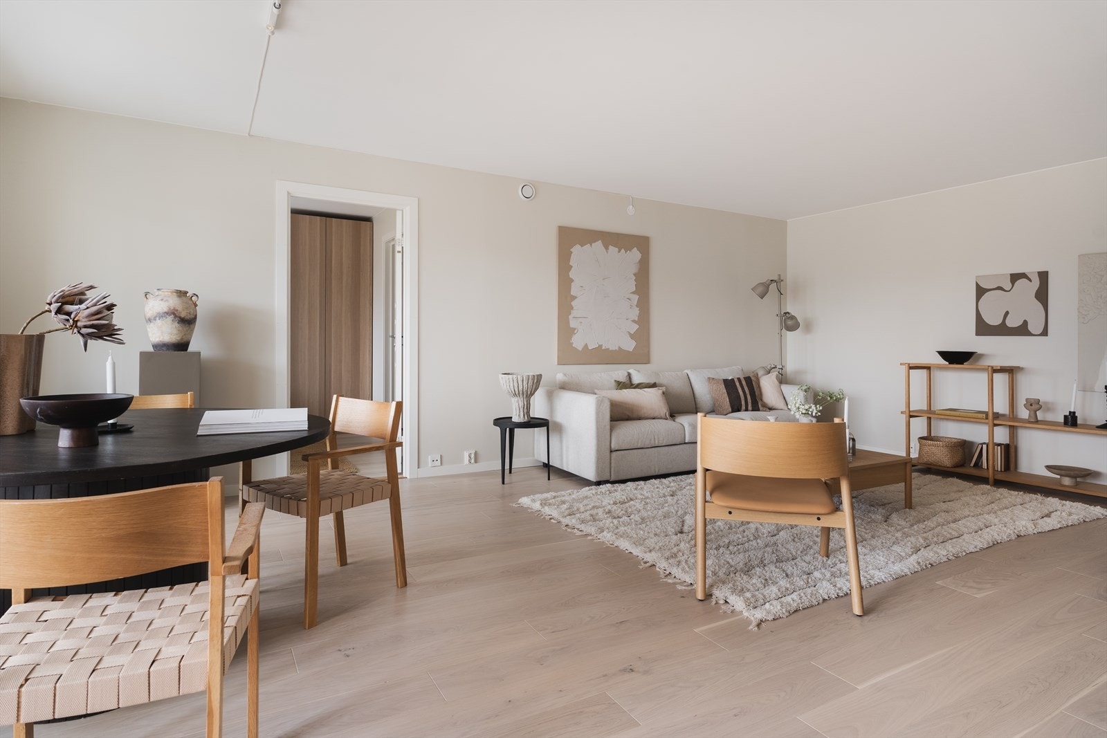 Stuen er romslig og kan enkelt deles inn i flere soner Galleribilde