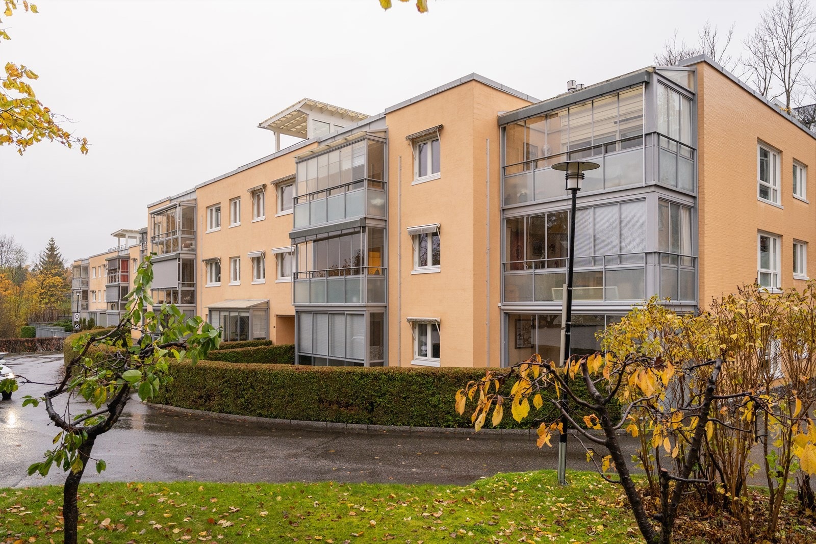 Tomten er pent opparbeidet med gressplen, beplantning og interne stikkveier til innganger Galleribilde