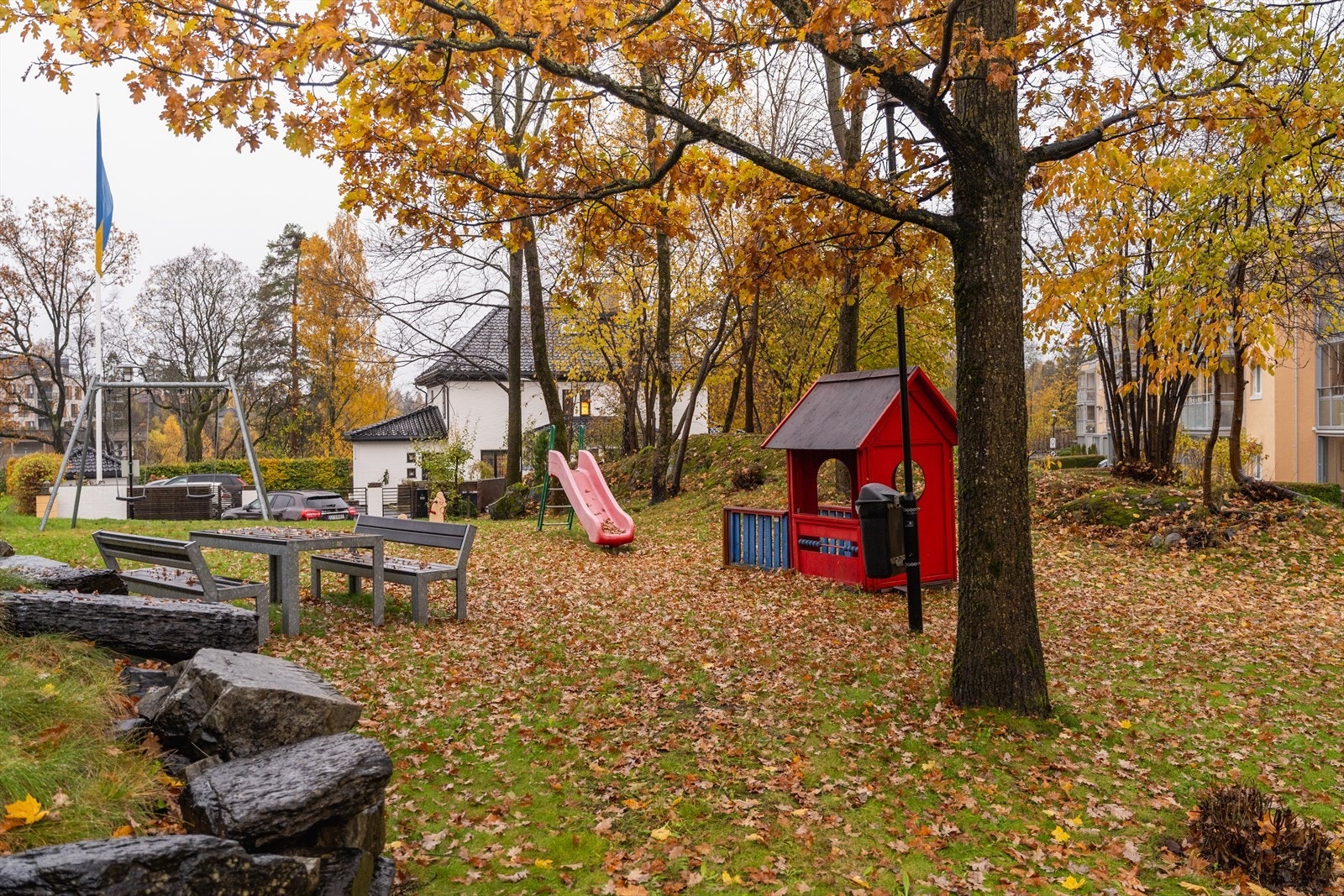 Hyggelige fellesområder med plen, lekeplass og benker Galleribilde