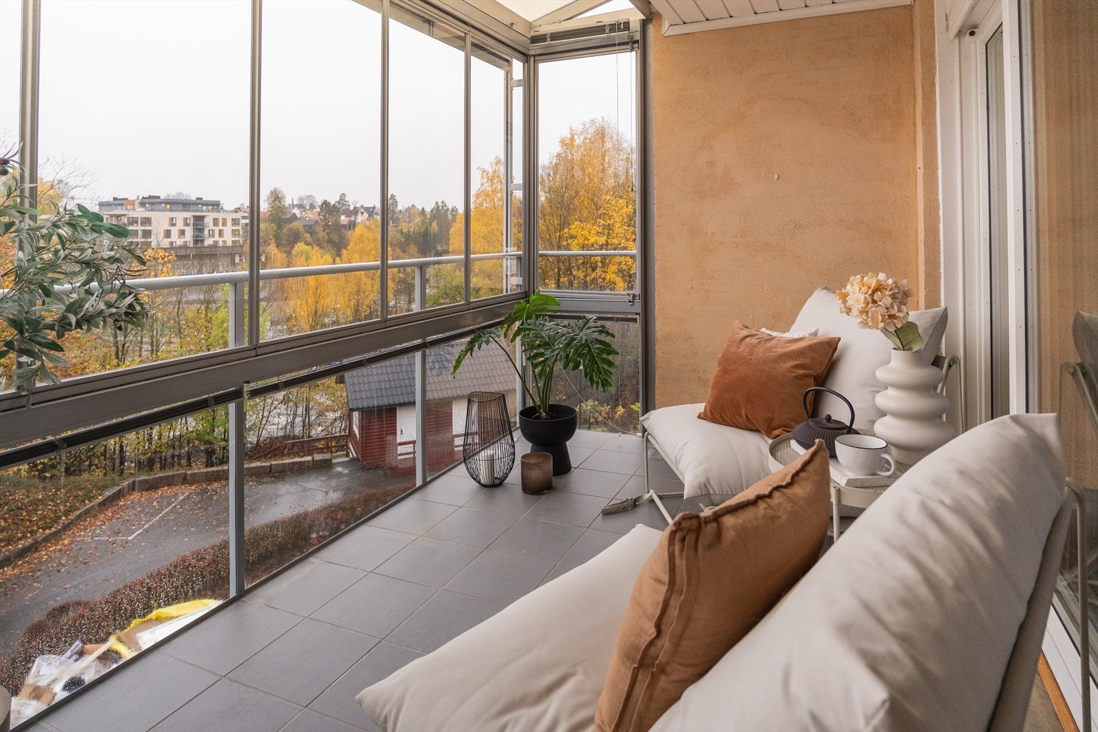 Fra stuen er det utgang til en solrik innglasset balkong på hele 11 kvm Galleribilde