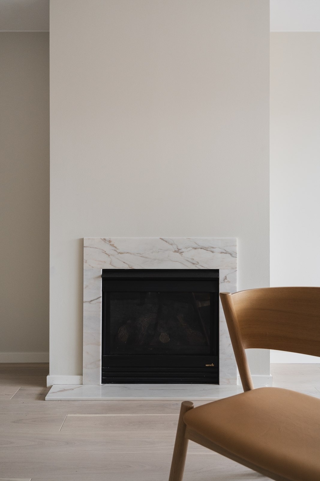 Flott gasspeis i stue skaper en hyggelig atmosfære Galleribilde