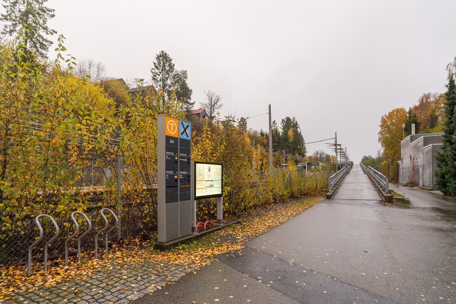 Ca. 5 minutters gange til Jar stasjon med T-bane linje 3 i retning Oslo/Kolsås Galleribilde