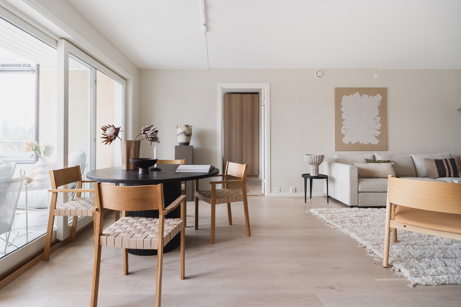 Store vindusflater sørger for rikelig av naturlig lysinnslipp Galleribilde