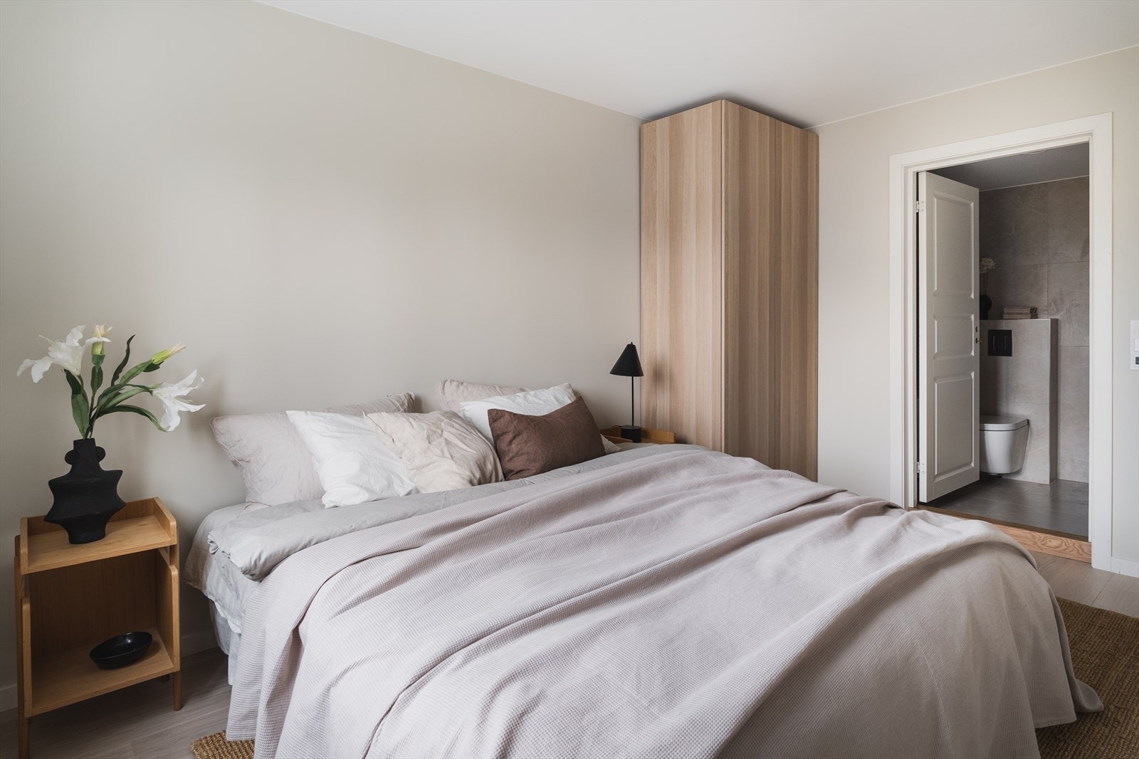 Hovedsoverommet har eget bad med direkte tilgang Galleribilde