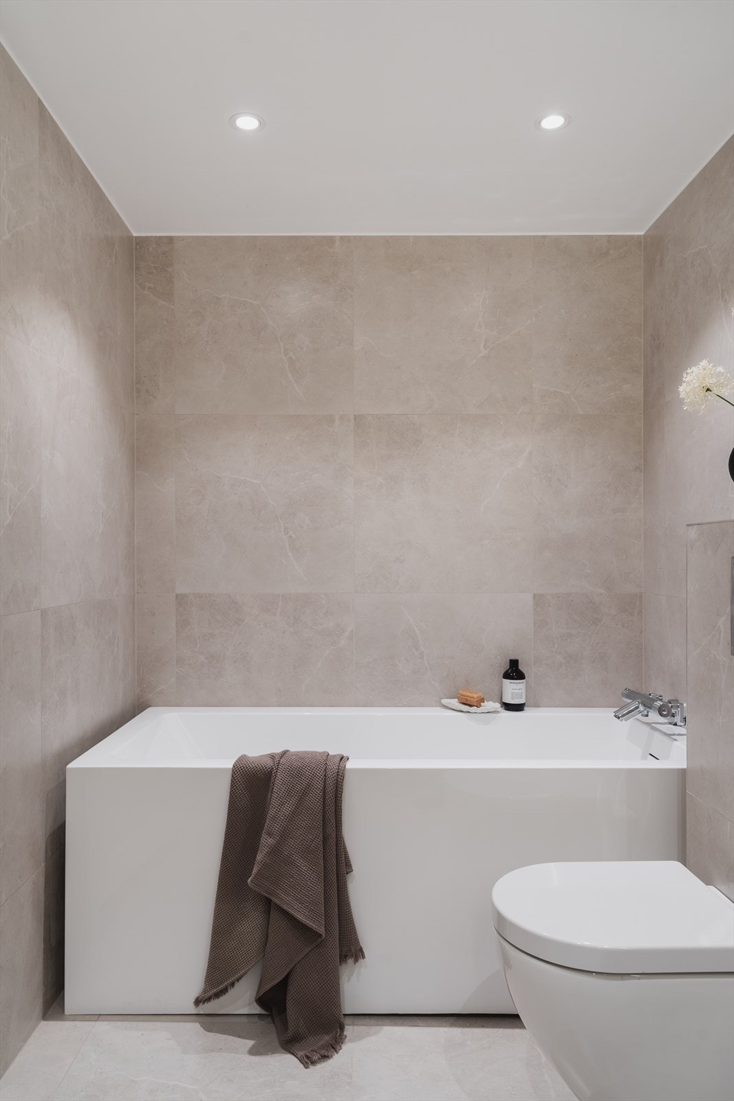 Badet er utstyrt med mekanisk avtrekk, opplegg for vaskemaskin, veggmontert wc og badekar Galleribilde