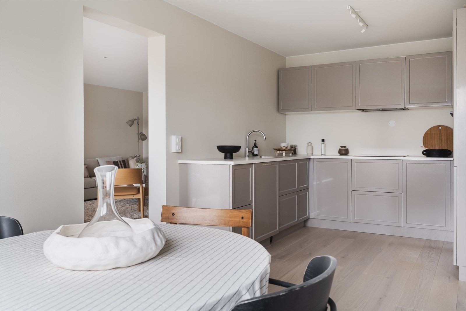 Moderne kjøkken fra Kvik utstyrt med frys/kjøleskap, oppvaskmaskin, stekeovn og platetopp med induksjon Galleribilde