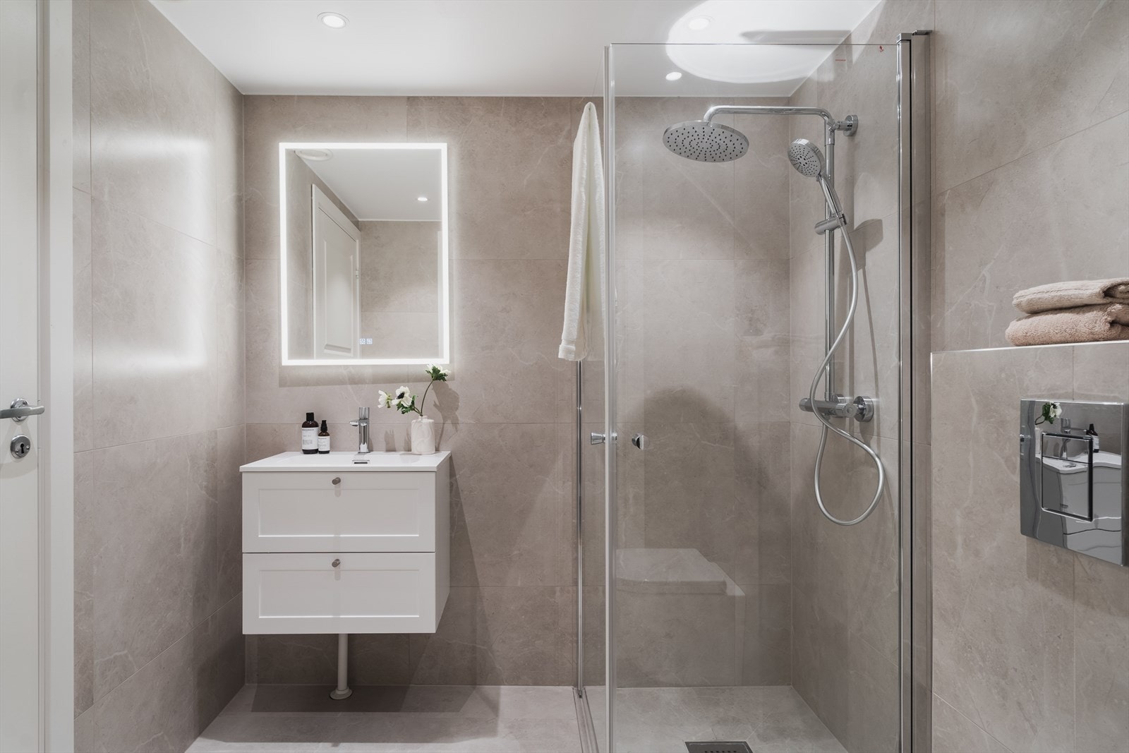 Bad nr. 2 er utstyrt med mekanisk avtrekk, veggmontert wc, dusjhjørne med glassdører og servantskap Galleribilde