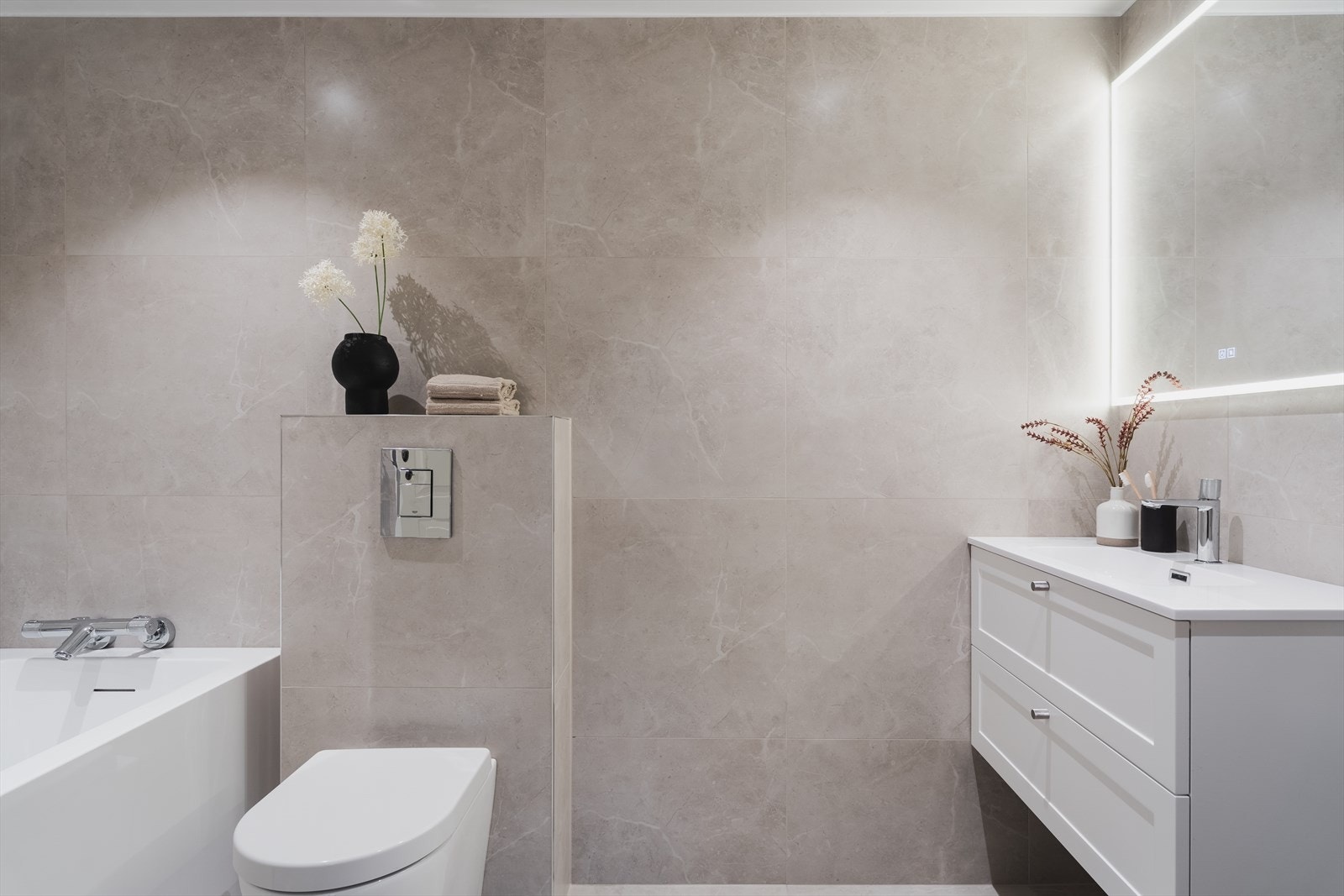 Delikat flislagt bad med 60x60cm fliser på gulv og vegger Galleribilde