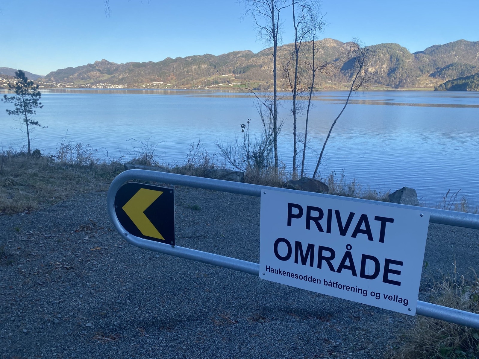 Hyttefeltet har eget privat anlegg nede ved vannet. Her er det strand og båtplasser Galleribilde