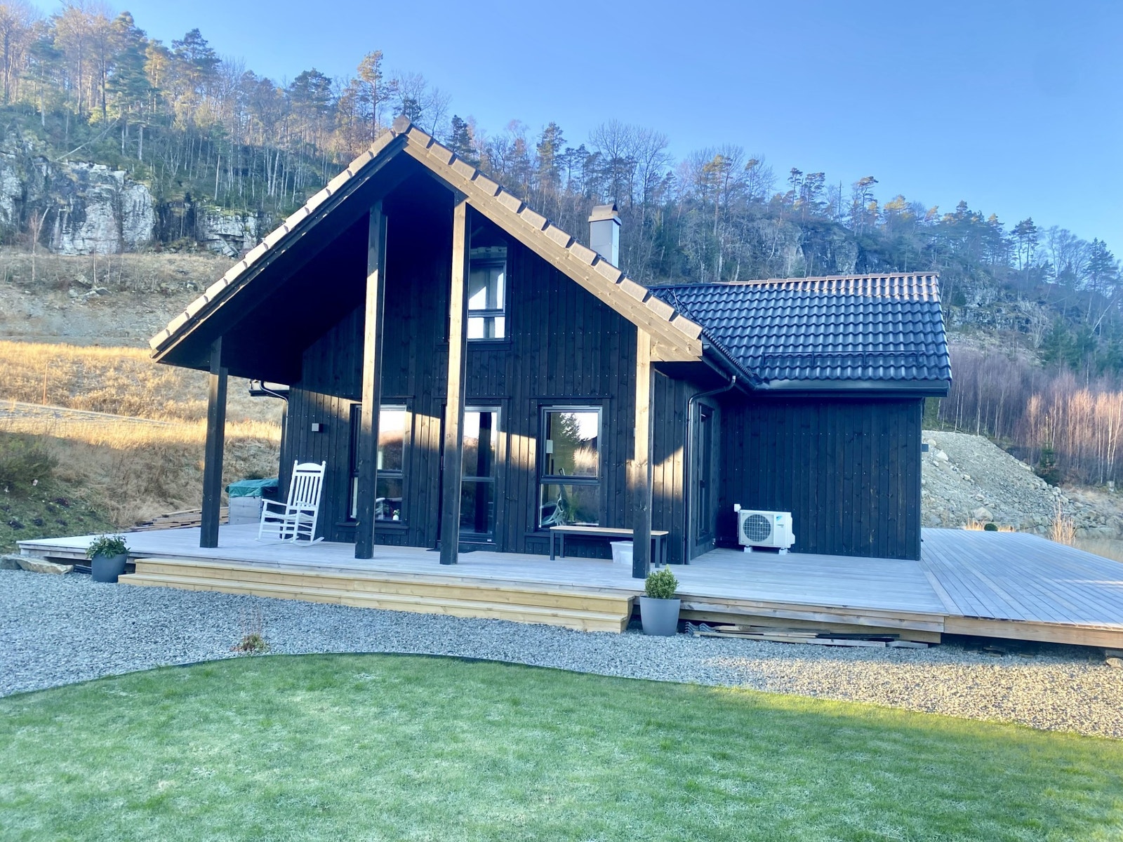 Fin familie hytte.
3 soverom i hoved etasjen og innholdsrik hems. Galleribilde