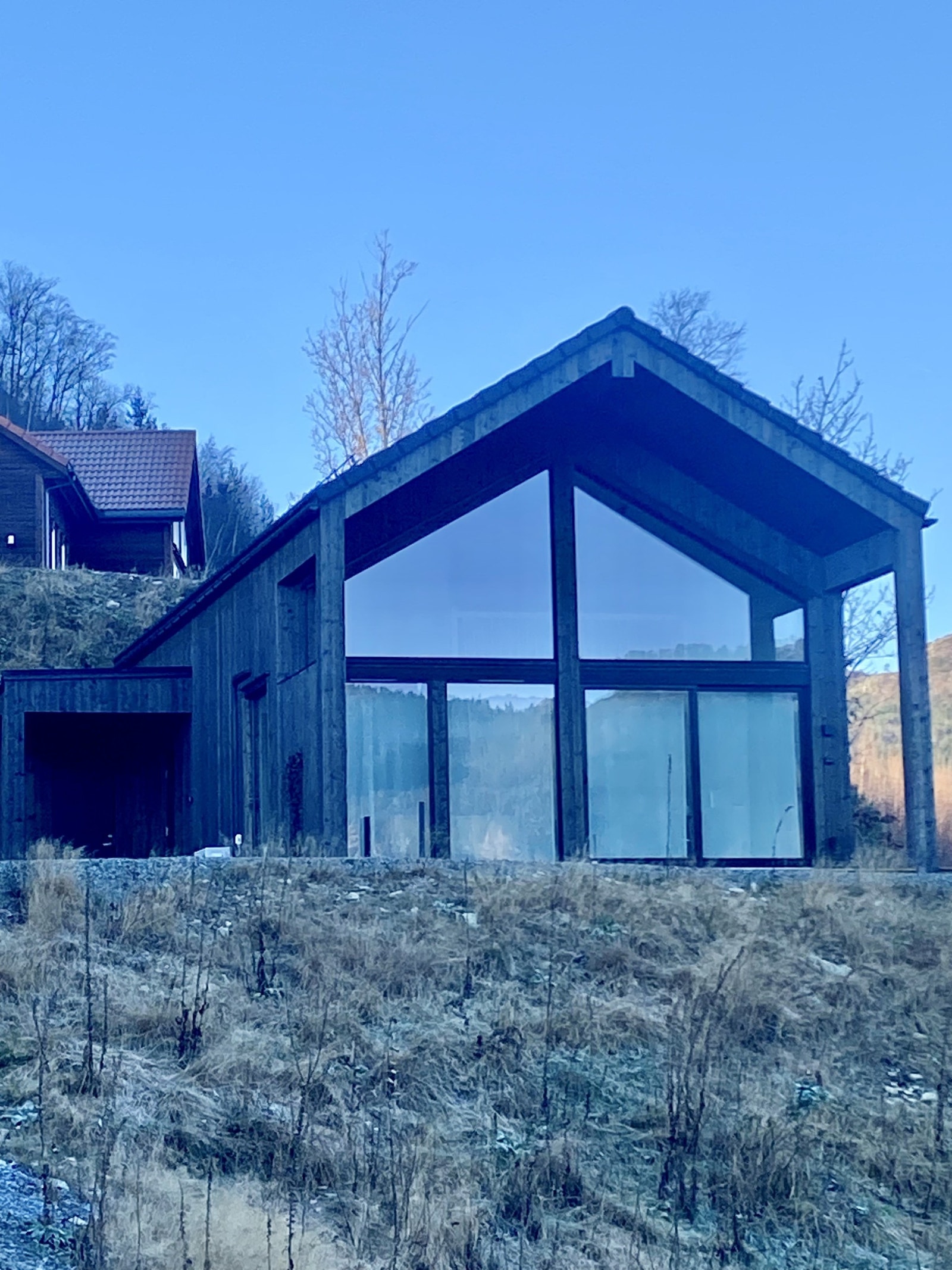 Hytte som er bygget i feltet.
Full takhøyde i stue og kjøkken. Galleribilde