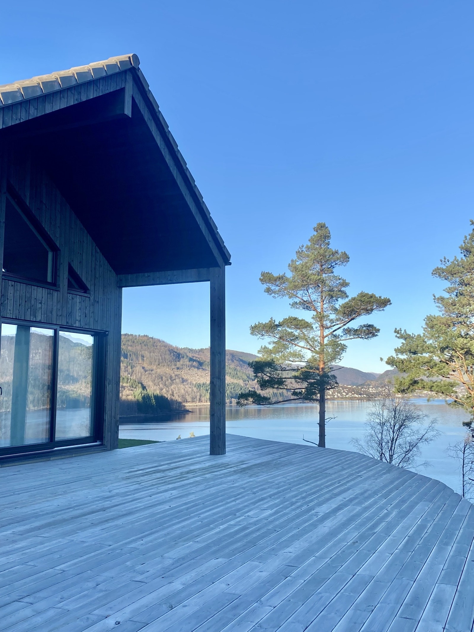 Godt utnyttet nett hytte med to soverom nede og meget innholdsrik hems. Galleribilde