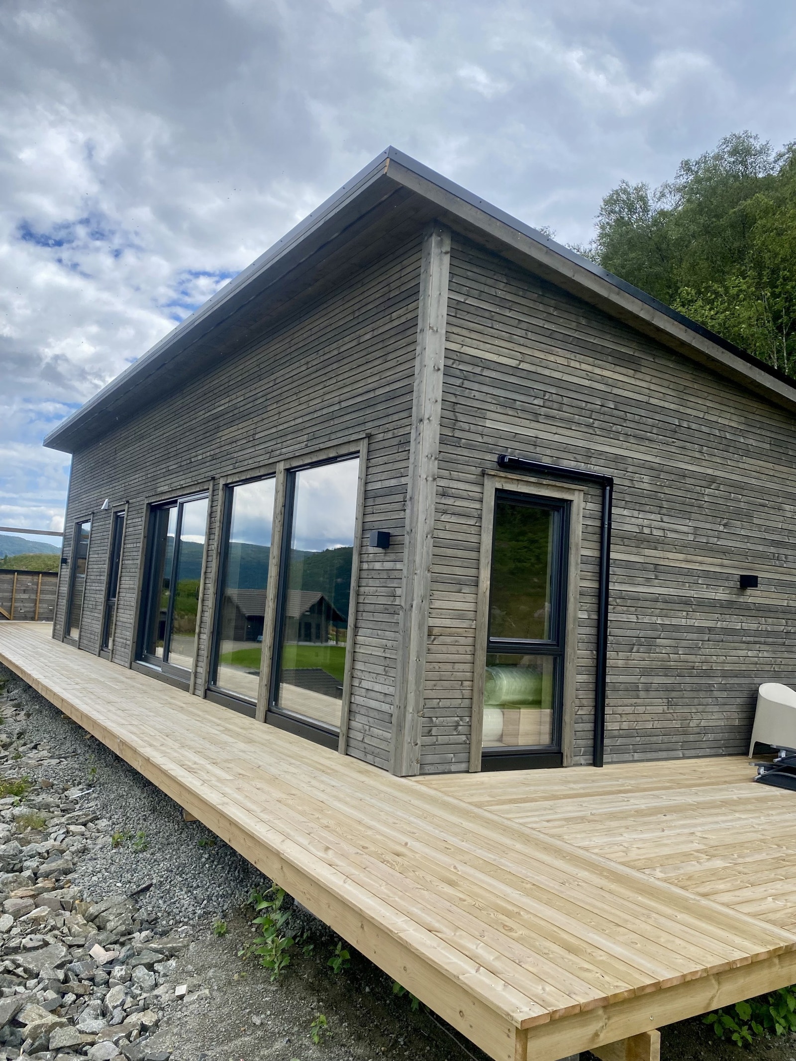 Hytte med alt på ei flate og store vinduer mot utsikten.
Denne modellen har vi bygget i ulike varianter. Galleribilde