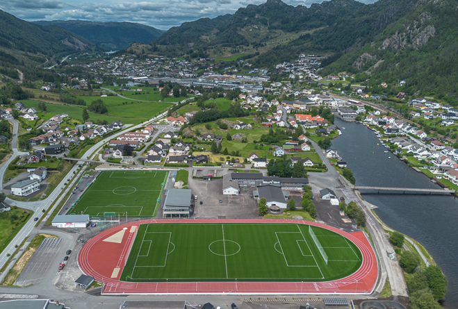 Idrettslaget på Moi har gjort en formidabel jobb med ny stadion.
Det er også 400 m løpebane. Galleribilde