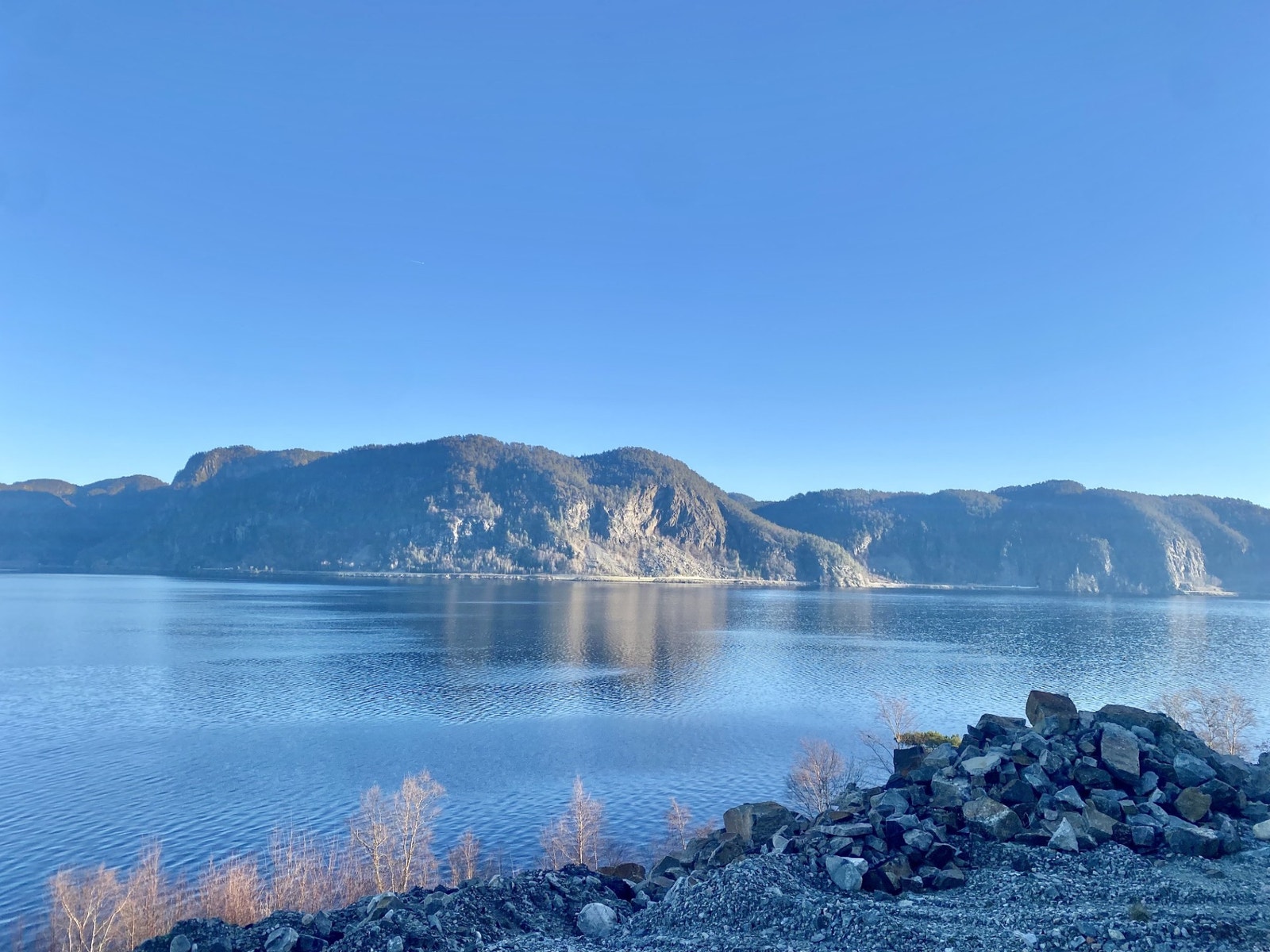 Tre ledige tomter i første rekke mot vannet. Galleribilde