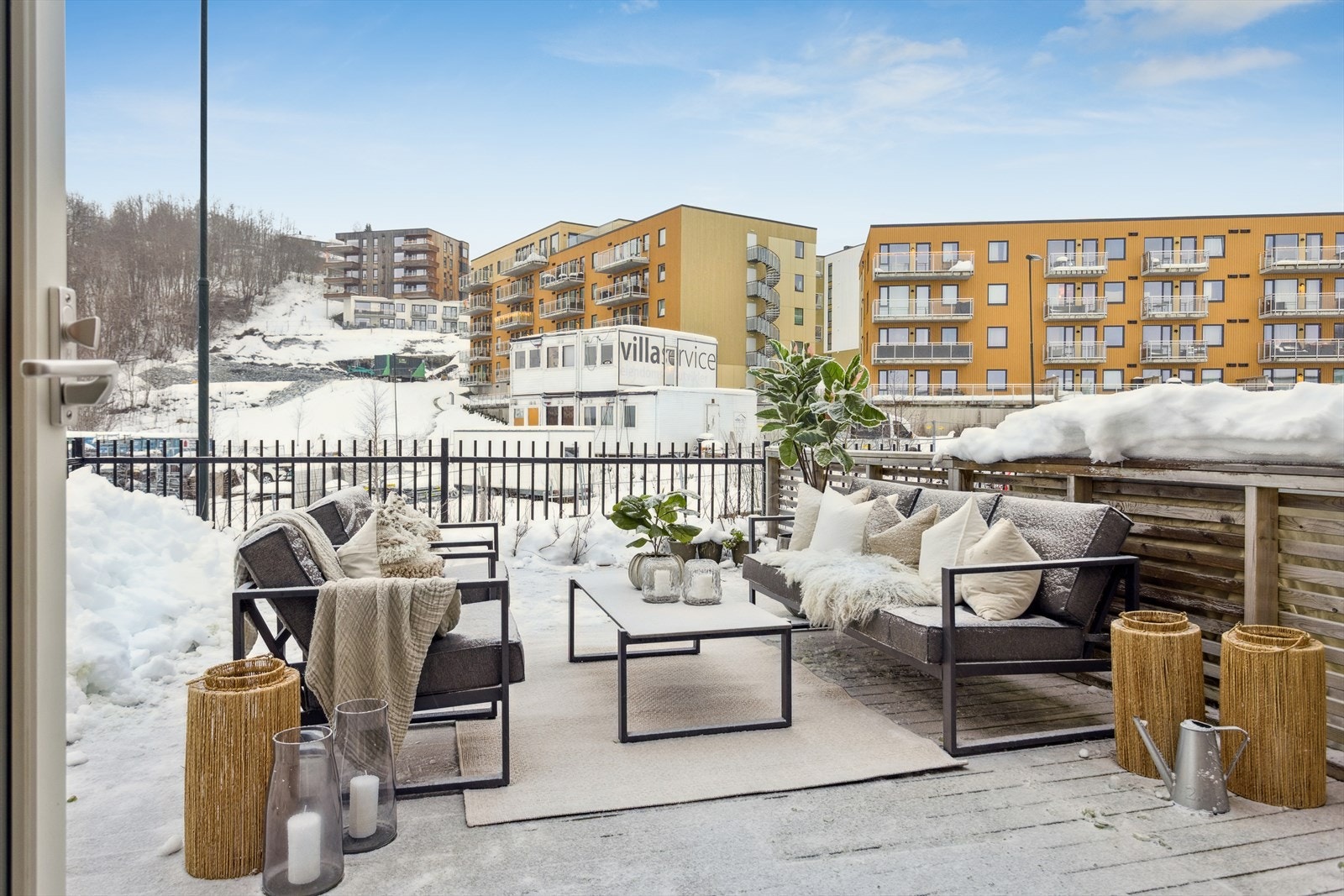 Fra stua har man utgang til en stor fin terrasse med gode solforhold. Galleribilde