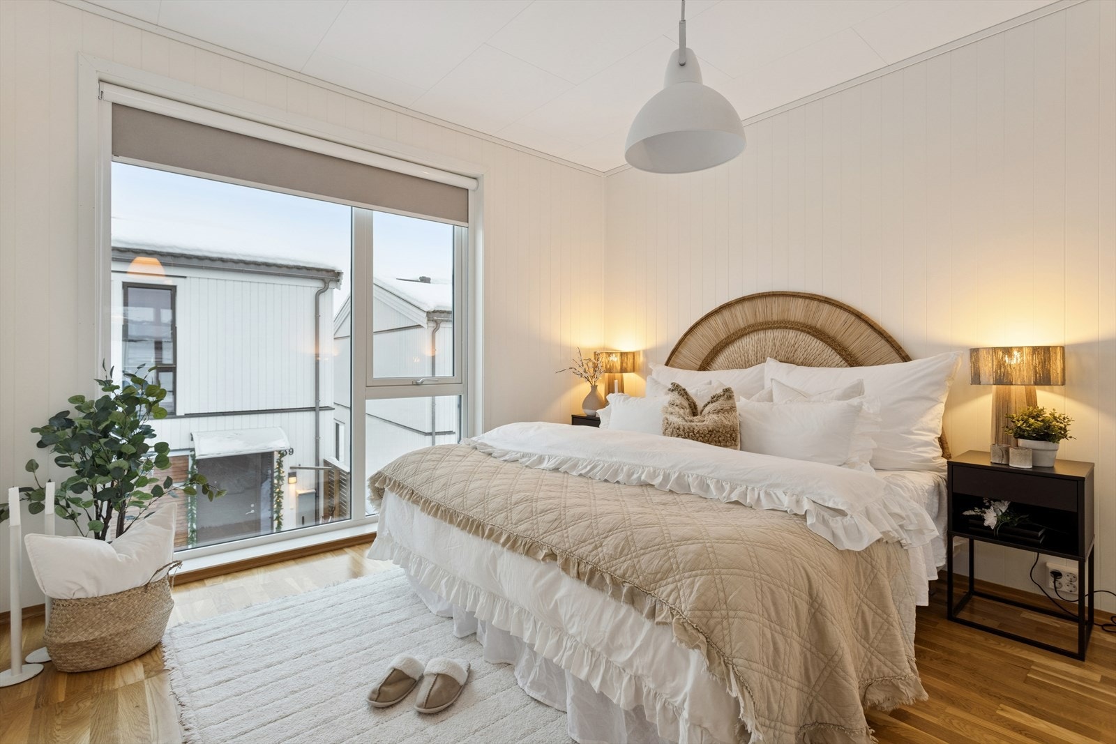 Hovedsoverommet er på ca 13 m² og er av den romslige typen. Her har du god plass til det mest nødvendige og litt ekstra Galleribilde