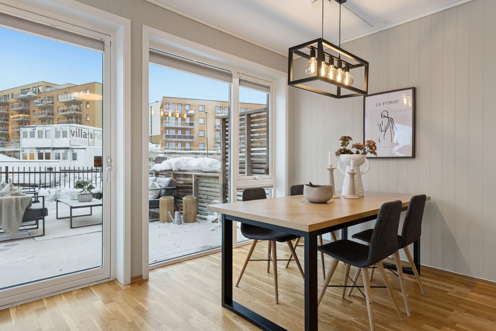 Store vinduer som sørger for godt med lysinnslipp Galleribilde