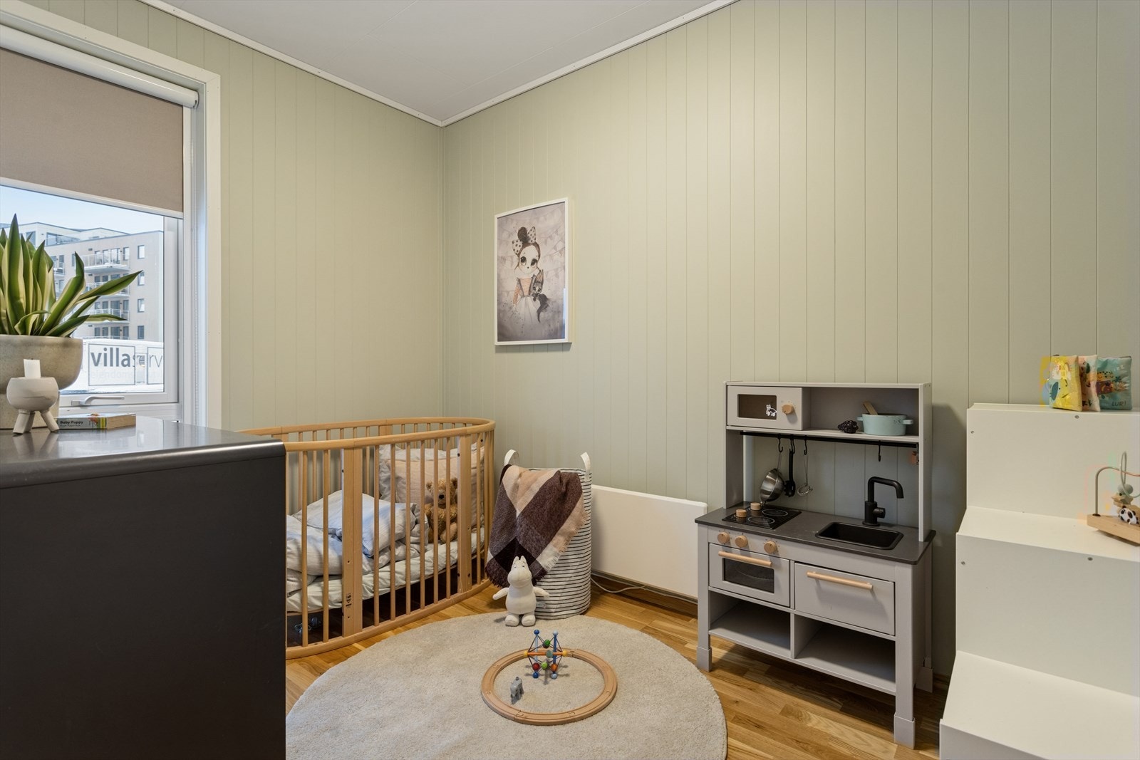 Soverom på ca 9m² innredet som barnerom. Galleribilde