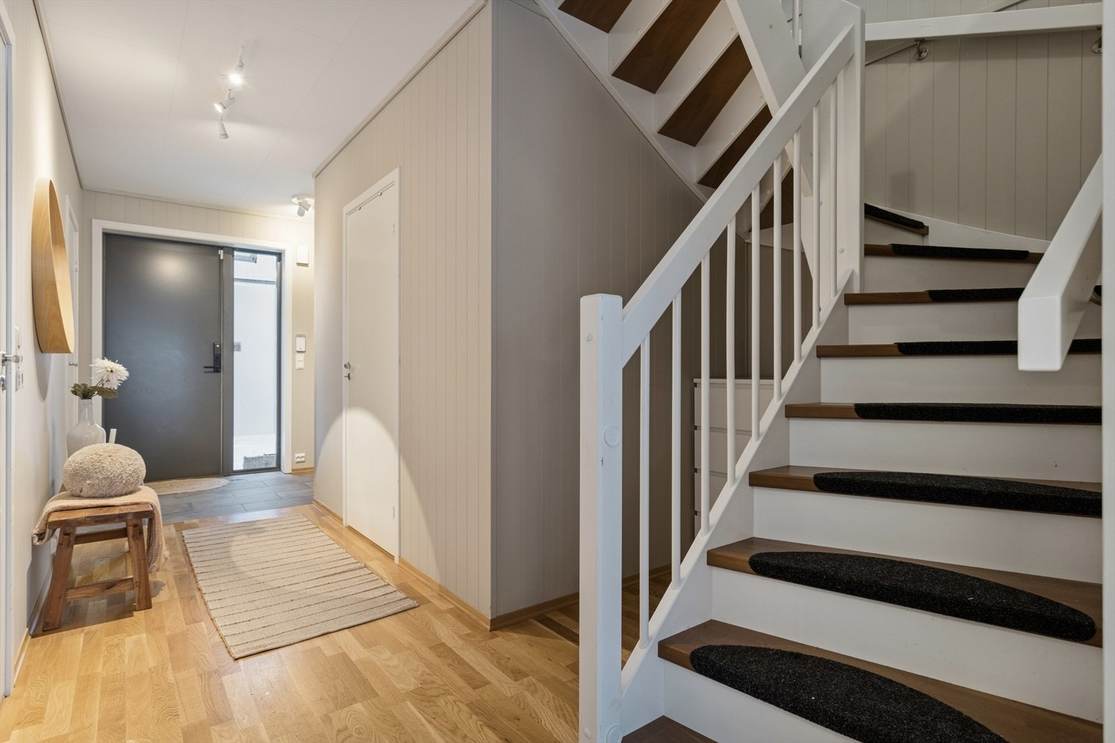 Mulighet for oppbevaring under trappen her! Galleribilde