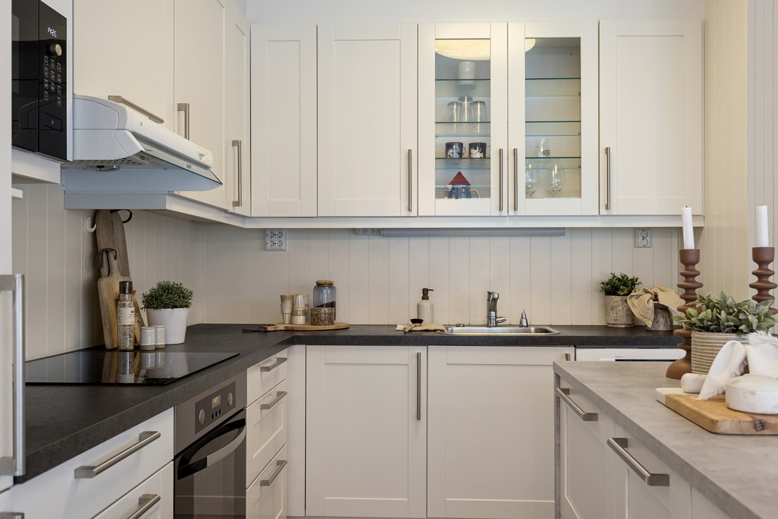 Hvitevarer på kjøkkenet medfølger handelen. Dette inklduerer kombinert kjøl- og fryseskap, stekeovn, platetopp med ventilator og oppvaskmaskin. Galleribilde