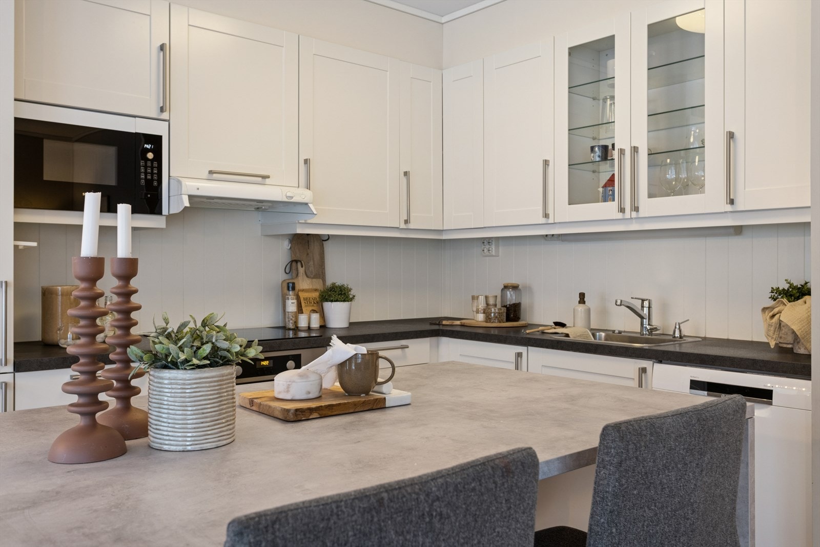 Praktisk kjøkken med stor og fin kjøkkenøy som gir deg god plass til matlagingen. Galleribilde