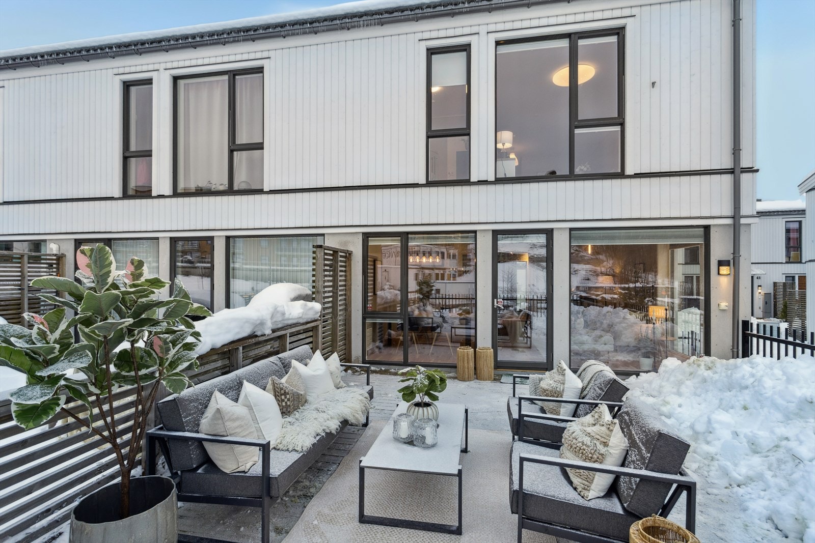 Terrasen er på ca. 45 m² og har god plass og mye muligheter til ønsket utemøblement. Galleribilde